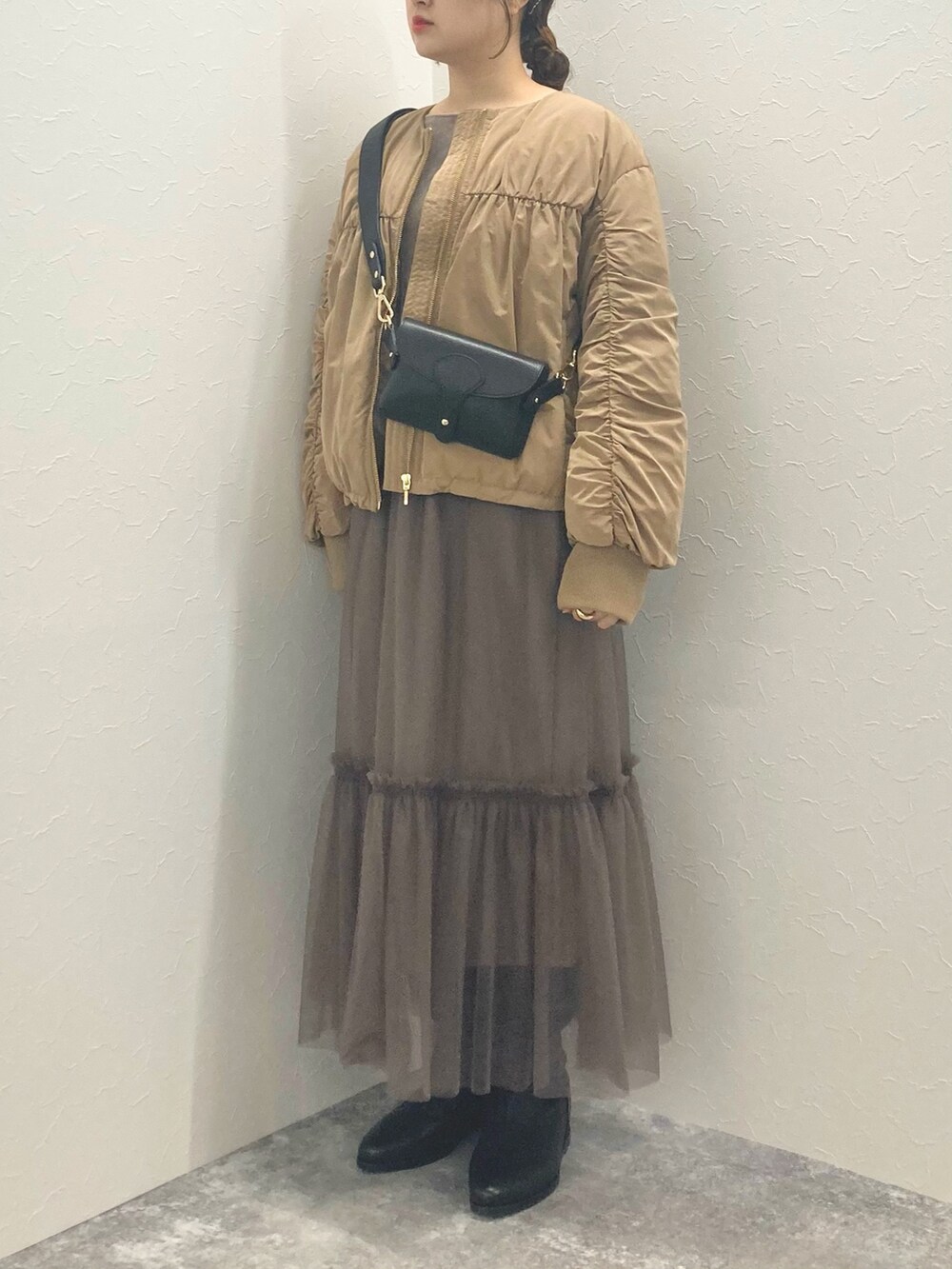 「低身長、低身長コーデ、152cm、ブルゾン、ダウンブルゾン、ギャザーブルゾン、スカートスタイル、チュールスカート、ロングスカート、ロングブーツ」｜「NOLLEY’Sの◇【WEB限定】ノーカラーダウンブルゾン（ダウンジャケット/コート、ベージュ系）」を使った、nol murakamiさん（レディース・152cm）の秋コーディネートの6枚目の写真
