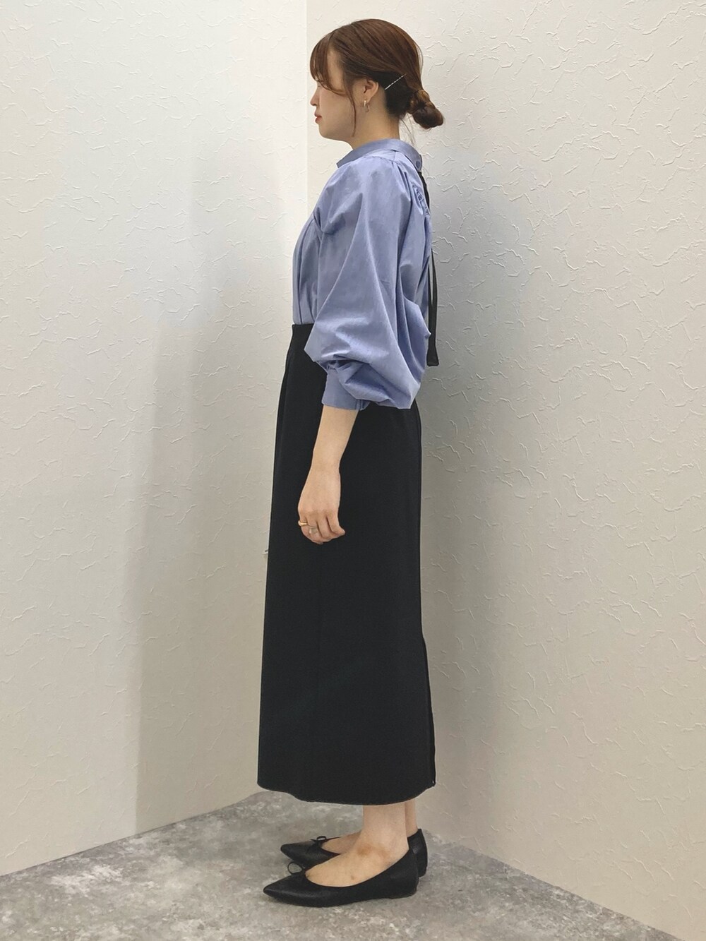 「低身長、低身長コーデ、152cm、スカートスタイル、袖ボリューム、バックリボン、タイトスカート、ハンドバッグ、フラットシューズ」｜「NOLLEY’Sのロールネックバックリボンギャザーブラウス（シャツ/ブラウス、ブルー系）」を使った、nol murakamiさん（レディース・152cm）の秋コーディネートの5枚目の写真