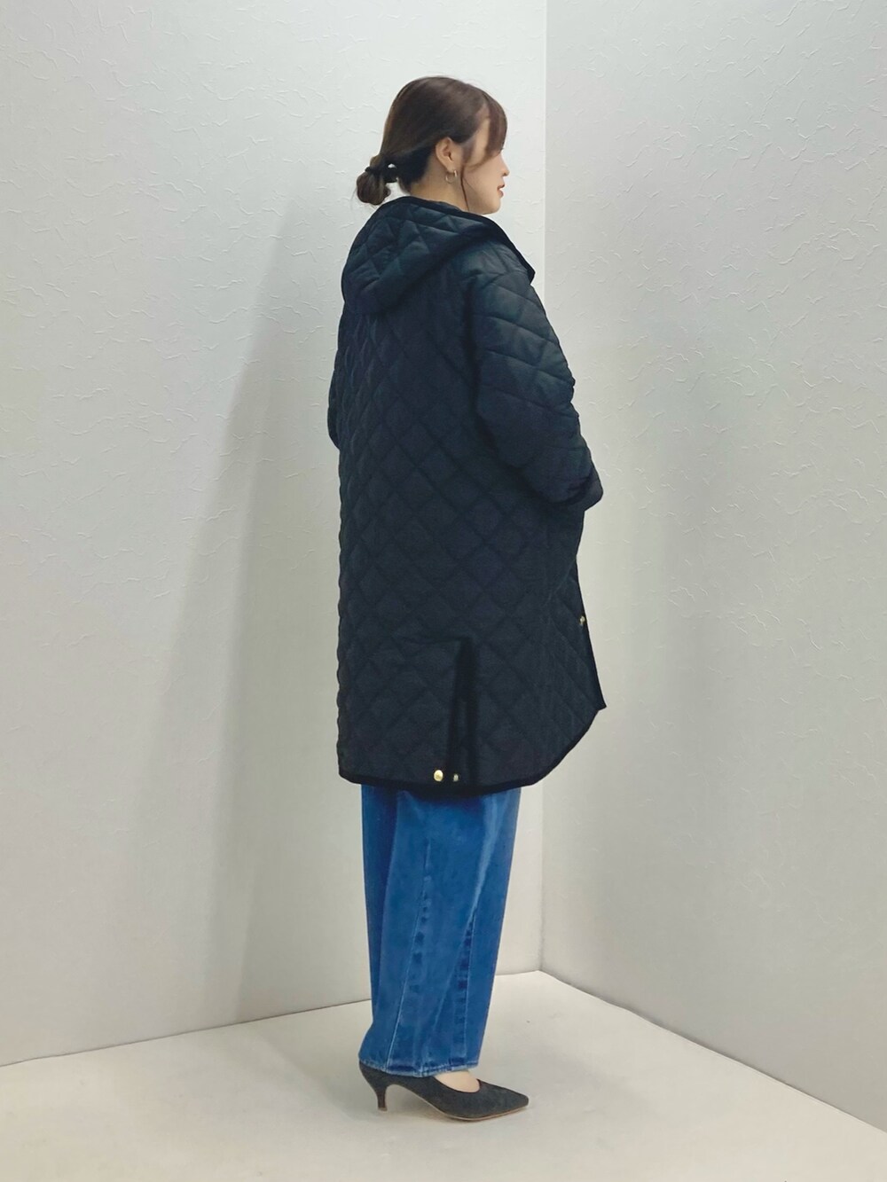 「低身長、低身長コーデ、152cm、キルティングジャケット、中綿ジャケット、ロングコート、Traditional Weatherwear、デニムパンツ、ブラック、フードコート」｜「NOLLEY’Sの◇【WEB限定】【TRADITIONAL WEATHERWEAR】ARKLEY LONG A-LINEノーリーズ別注（その他アウター、ブラック系）」を使った、nol murakamiさん（レディース・152cm）の夏コーディネートの5枚目の写真