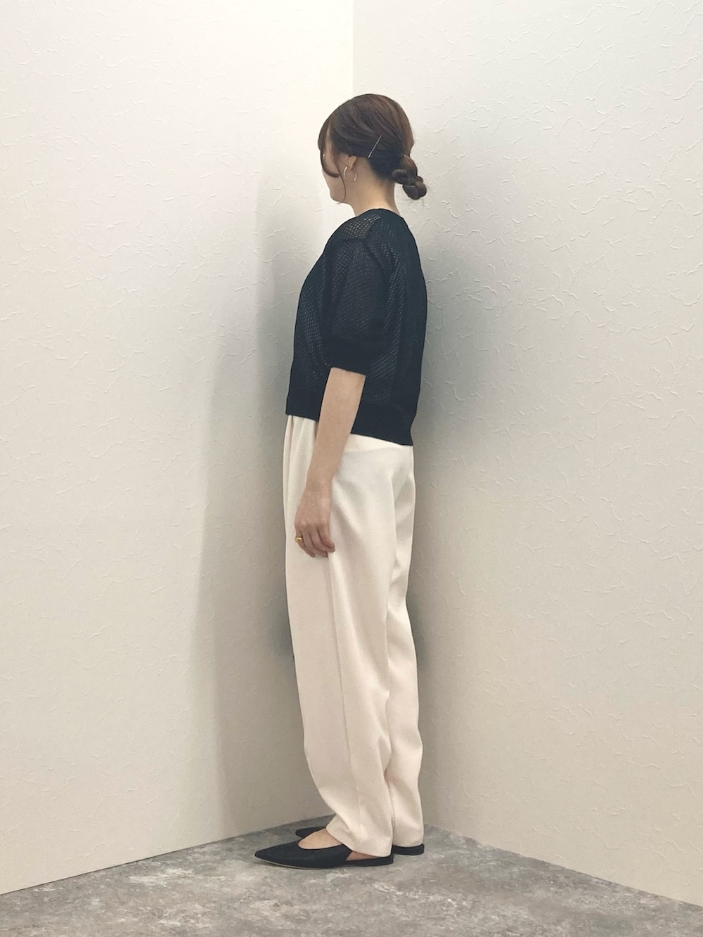 ブラック系のカーディガン/ボレロ、ホワイト系のその他パンツ、ブラック系のショルダーバッグを着用したレディースの春コーディネートの3枚目の写真