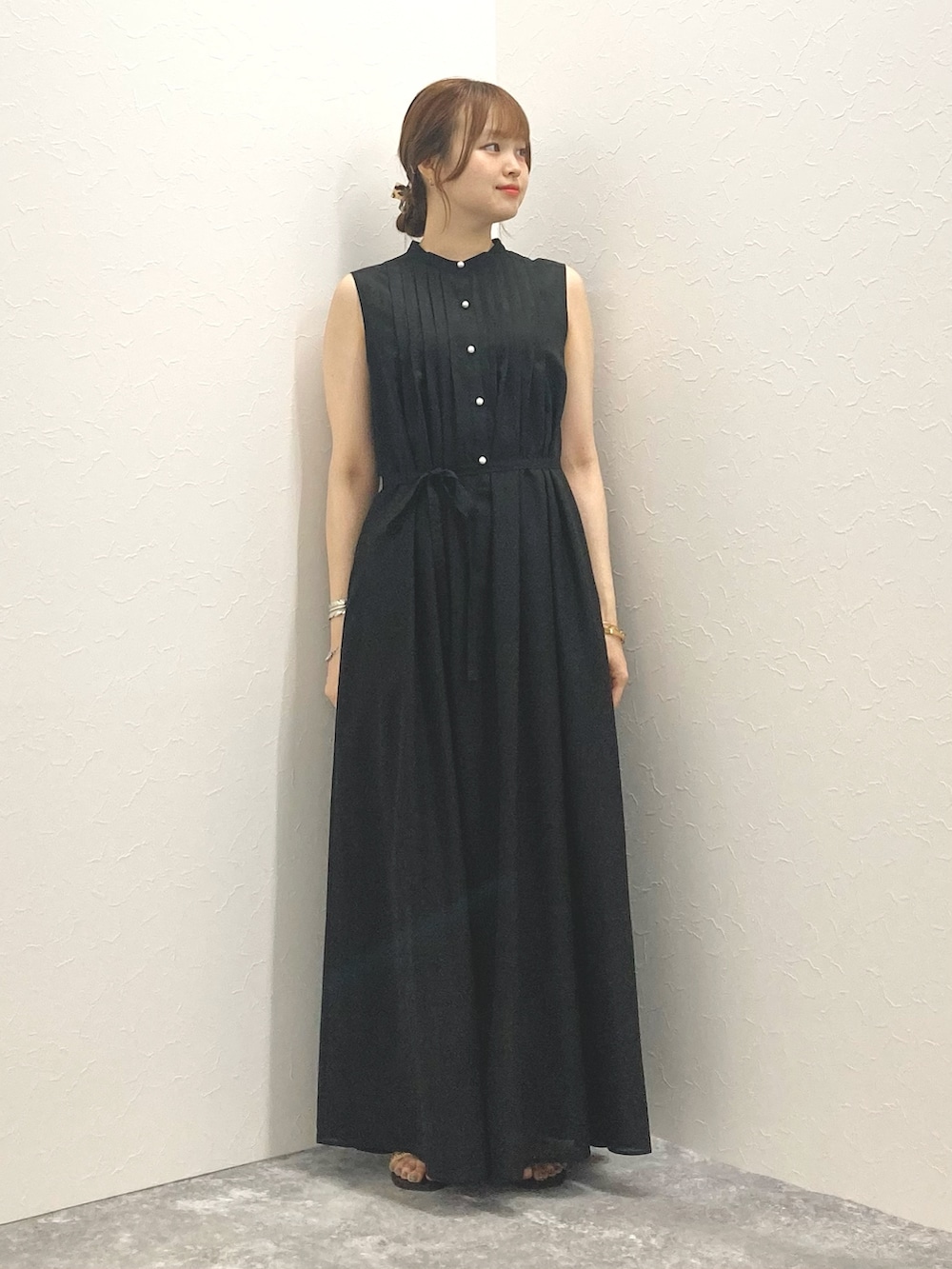 「NOLLEY’Sのウォッシャブルピンタックシャツワンピース（シャツワンピース、ブラック系）」を使った、nol murakamiさん（レディース・152cm）の夏コーディネートの2枚目の写真