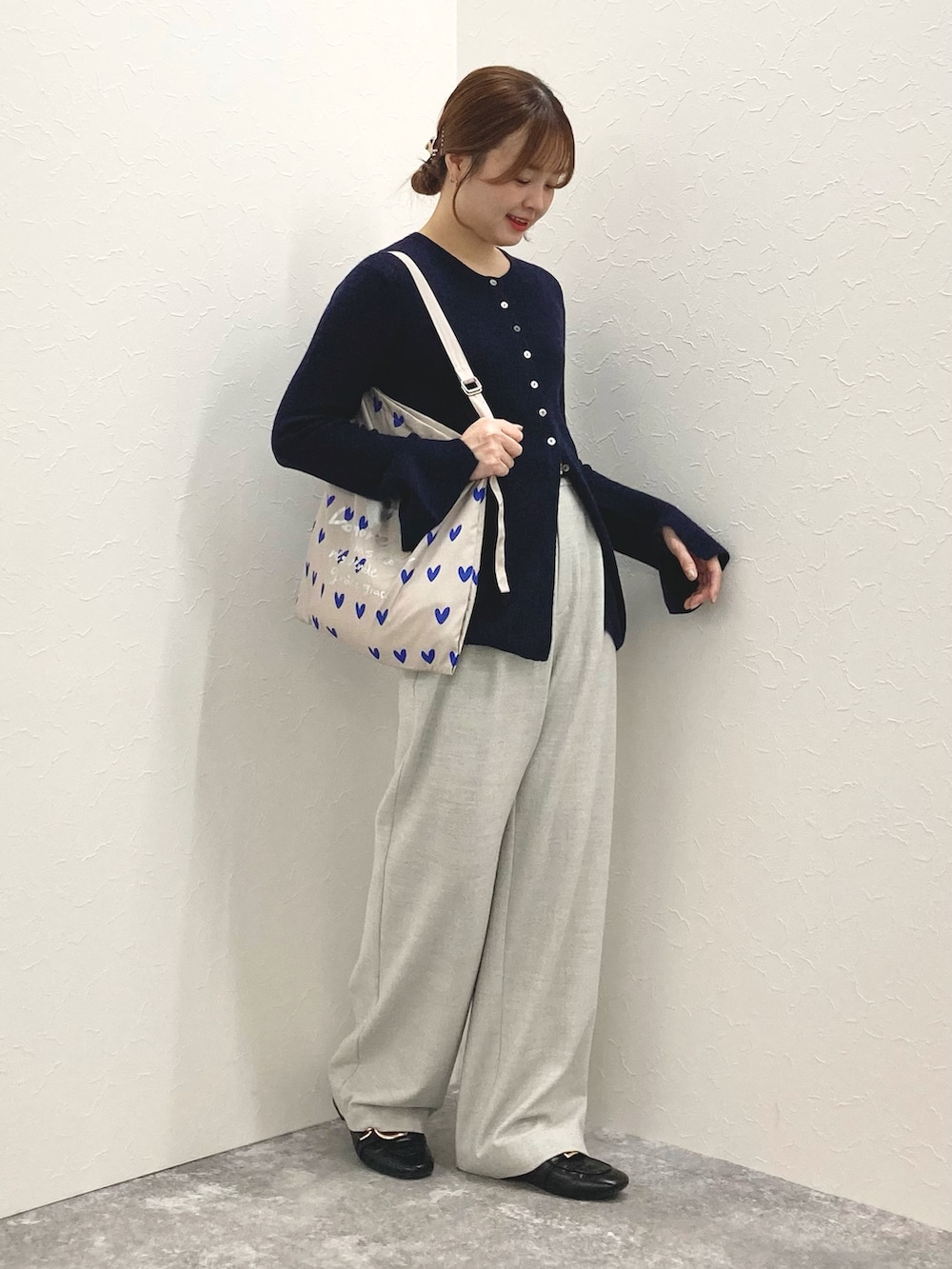 グレー系のその他パンツ、ブルー系のエコバッグ/サブバッグ、ブルー系のカーディガン/ボレロを着用したレディースの冬コーディネートの6枚目の写真