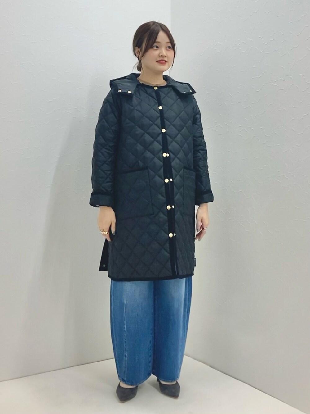「低身長、低身長コーデ、152cm、キルティングジャケット、中綿ジャケット、ロングコート、Traditional Weatherwear、デニムパンツ、ブラック、フードコート」｜「NOLLEY’Sの◇【WEB限定】【TRADITIONAL WEATHERWEAR】ARKLEY LONG A-LINEノーリーズ別注（その他アウター、ブラック系）」を使った、nol murakamiさん（レディース・152cm）の夏コーディネートの2枚目の写真