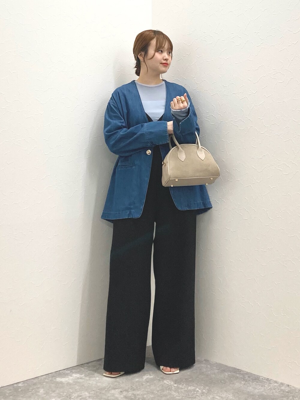 「Rie Millerの【RM denim】刺繍入りジャケット風デニムシャツ（シャツ/ブラウス、ブルー系）」を使った、nol murakamiさん（レディース・152cm）の春コーディネートの7枚目の写真