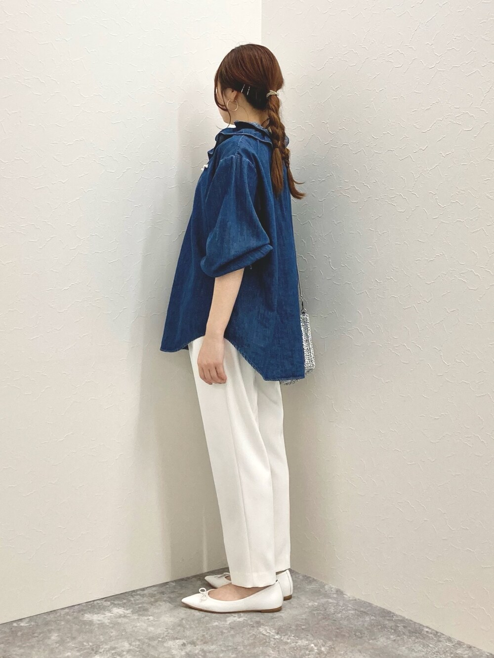 「テーパードパンツ、デニムシャツ、パンツスタイル、ポインテッドトゥ、低身長、フリルブラウス、低身長コーデ、デニムブラウス、152cm、150cm台コーデ」｜「Rie Millerのフリルギャザーデニムブラウス（シャツ/ブラウス、ブルー系）」を使った、nol murakamiさん（レディース・152cm）の冬コーディネートの3枚目の写真
