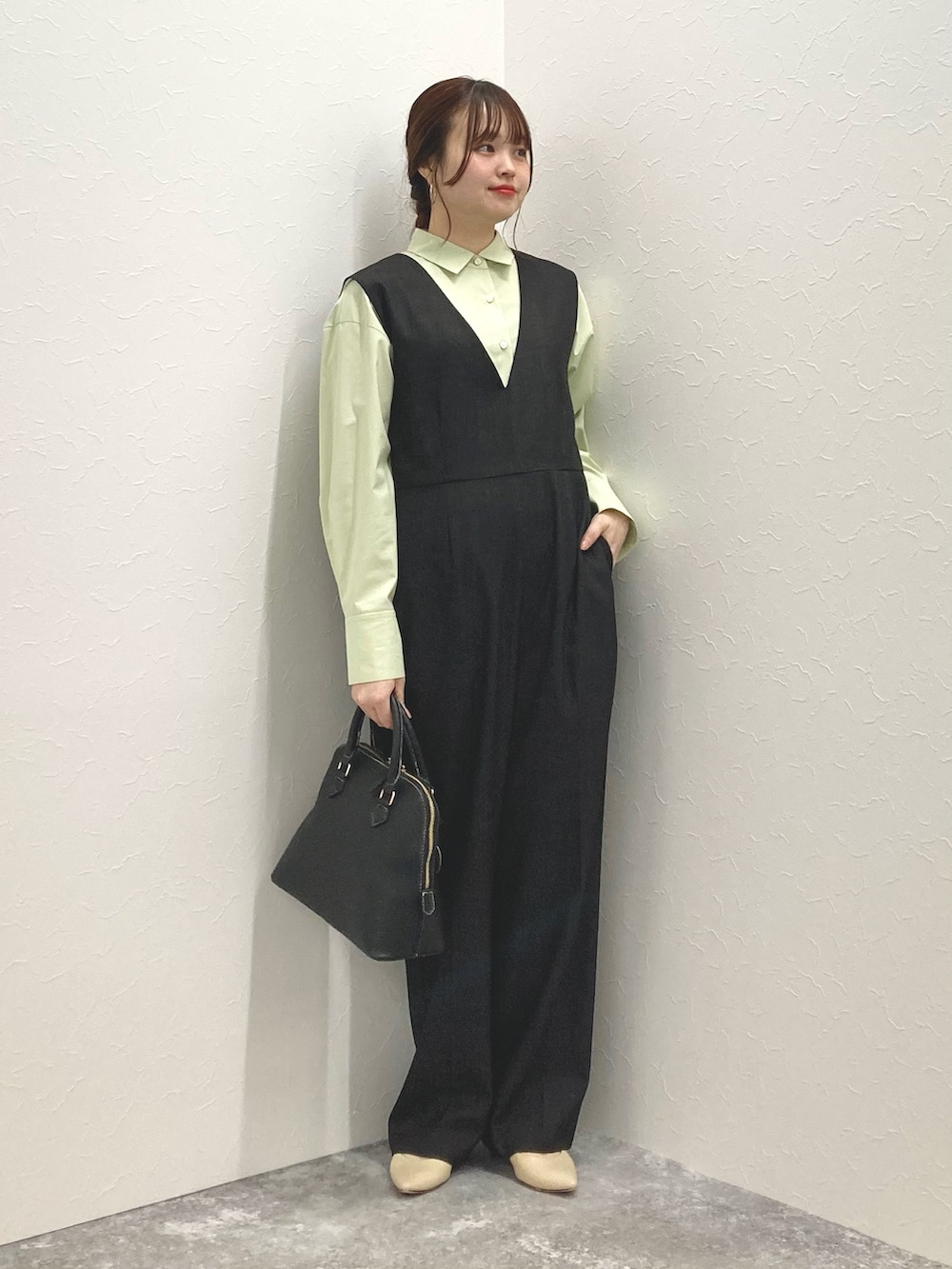 「サロペット、シャツスタイル、低身長、低身長コーデ、ベーシックシャツ、152cm、150cm台コーデ」｜「NOLLEY’Sのウォッシャブルサロペット（つなぎ/オールインワン、ブラック系）」を使った、nol murakamiさん（レディース・152cm）の冬コーディネートの2枚目の写真