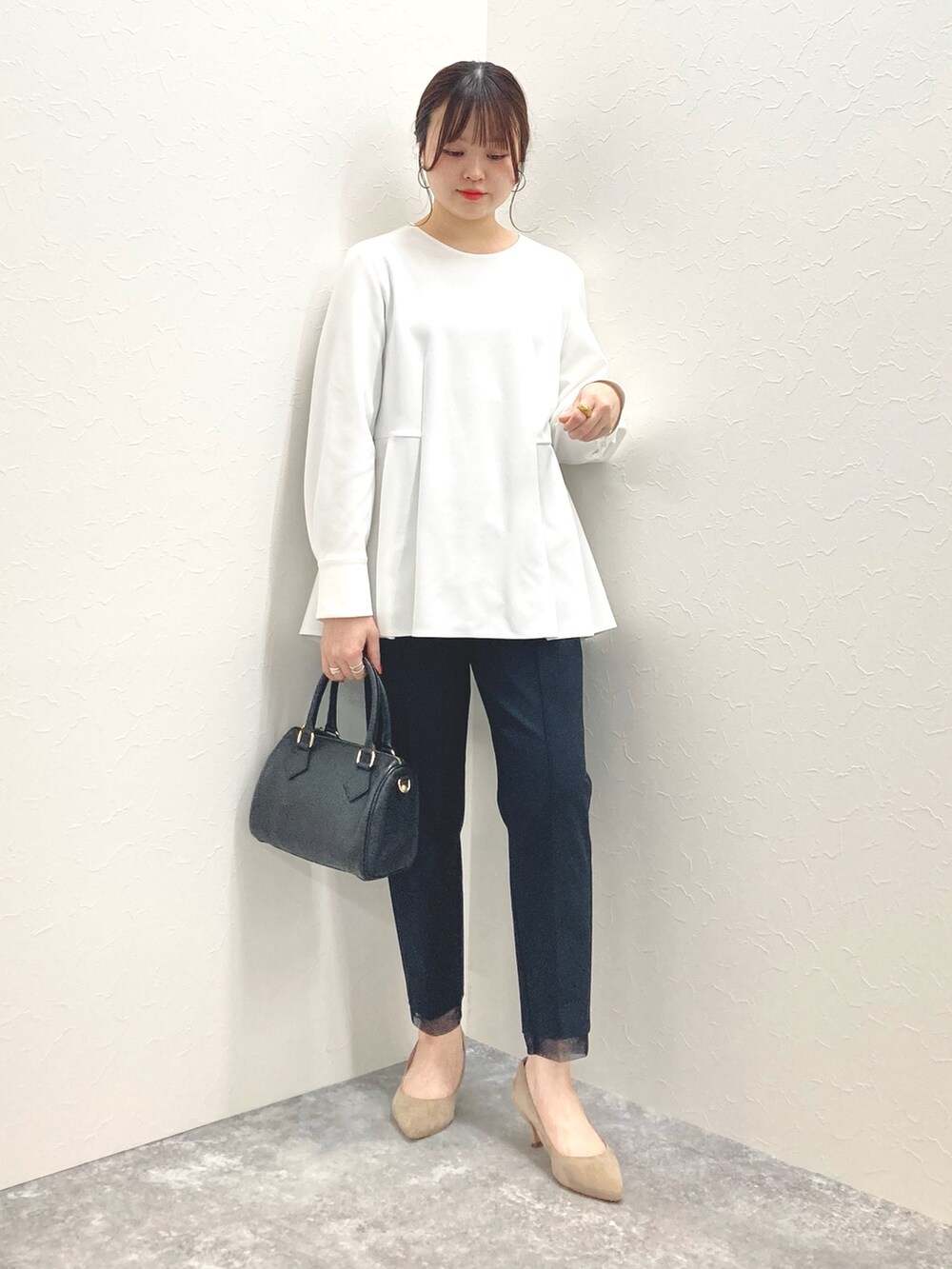 ホワイト系のシャツ/ブラウス、ブルー系のその他パンツ、ブラック系のショルダーバッグを着用したレディースの冬コーディネートの6枚目の写真