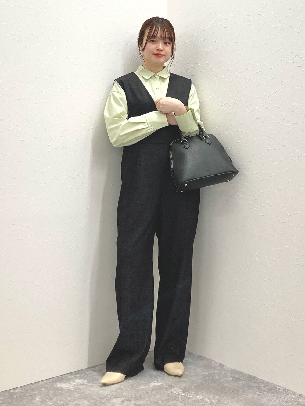 「サロペット、シャツスタイル、低身長、低身長コーデ、ベーシックシャツ、152cm、150cm台コーデ」｜「NOLLEY’Sのウォッシャブルサロペット（つなぎ/オールインワン、ブラック系）」を使った、nol murakamiさん（レディース・152cm）の冬コーディネートの6枚目の写真