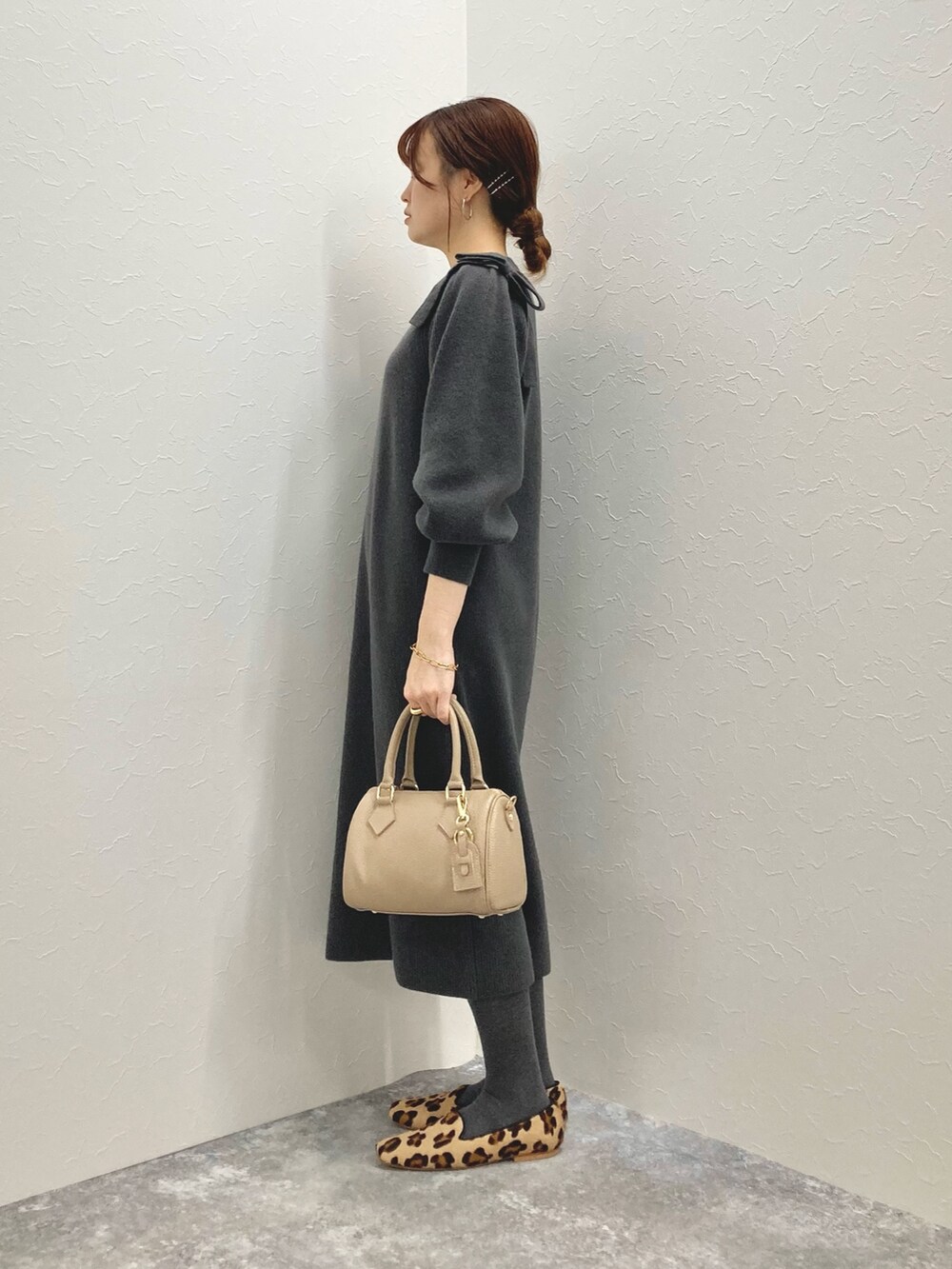 「リボン、フラットシューズ、ニットワンピース、ミニボストン、低身長、ワンピーススタイル、低身長コーデ、ひざ下丈、グレーワンピース、152cm」｜「NOLLEY’Sの《手洗い可能》MUSICパフスリーブニットワンピース（ワンピース、グレー系）」を使った、nol murakamiさん（レディース・152cm）の秋コーディネートの2枚目の写真
