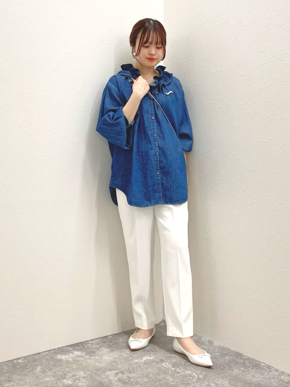 「テーパードパンツ、デニムシャツ、パンツスタイル、ポインテッドトゥ、低身長、フリルブラウス、低身長コーデ、デニムブラウス、152cm、150cm台コーデ」｜「Rie Millerのフリルギャザーデニムブラウス（シャツ/ブラウス、ブルー系）」を使った、nol murakamiさん（レディース・152cm）の冬コーディネートの7枚目の写真