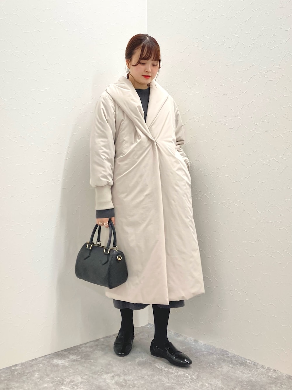 「ワンピース、中綿コート、ショールカラー、ニットワンピース、ロングコート、中綿アウター、低身長、低身長コーデ、ベージュコート、152cm」｜「NOLLEY’Sのショールカラー中綿コート（その他アウター、ベージュ系）」を使った、nol murakamiさん（レディース・152cm）の秋コーディネートの6枚目の写真