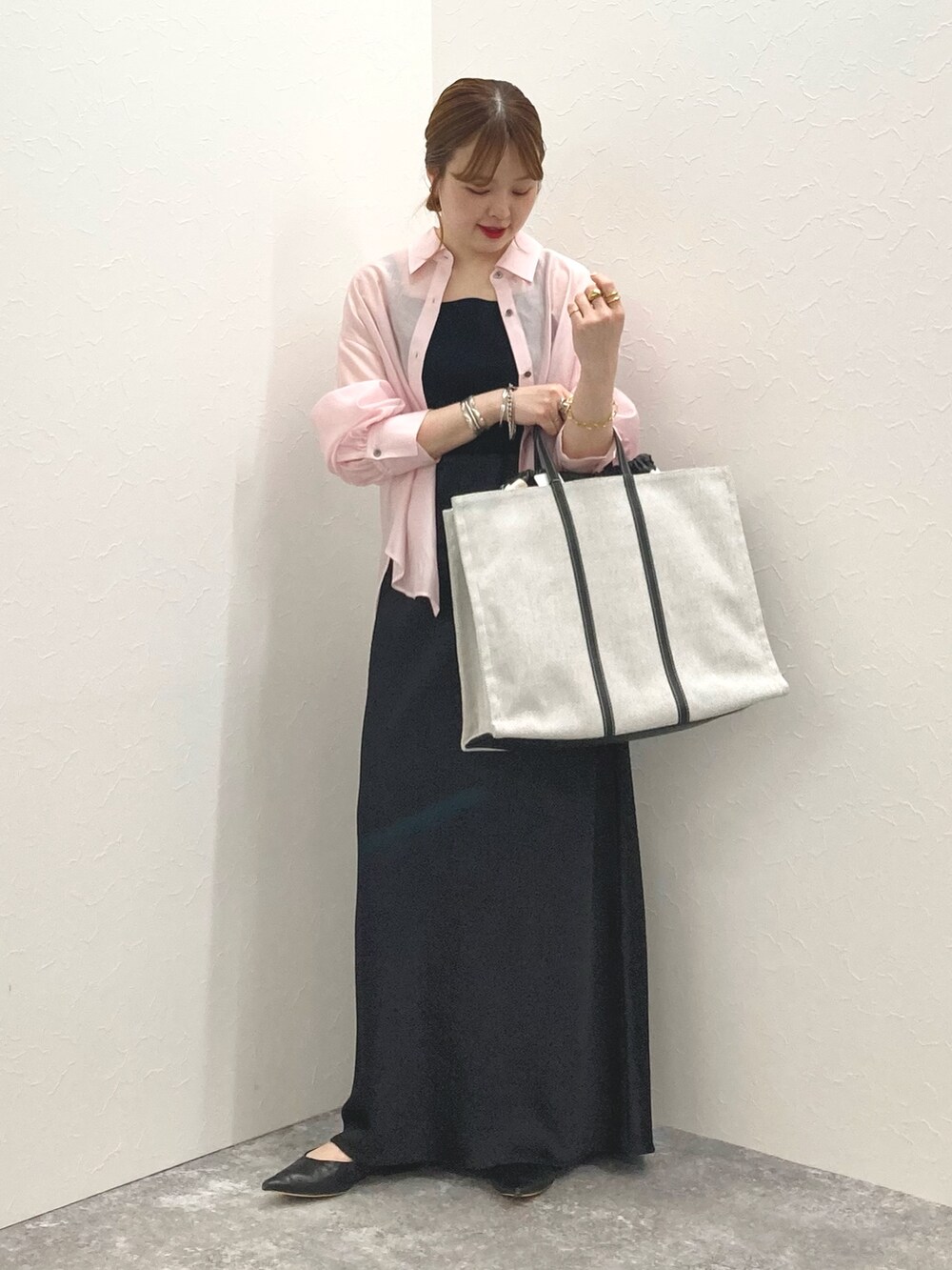 「NOLLEY’Sの◇【WEB限定】デザインサテンバイアスタイトスカート（スカート、ブラック系）」を使った、nol murakamiさん（レディース・152cm）の夏コーディネートの7枚目の写真