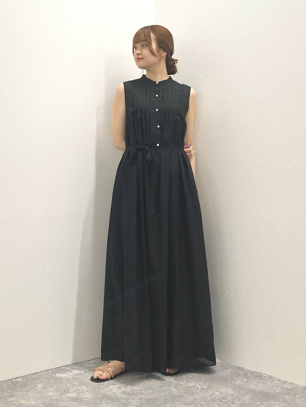 「NOLLEY’Sのウォッシャブルピンタックシャツワンピース（シャツワンピース、ブラック系）」を使った、nol murakamiさん（レディース・152cm）の夏コーディネートの7枚目の写真