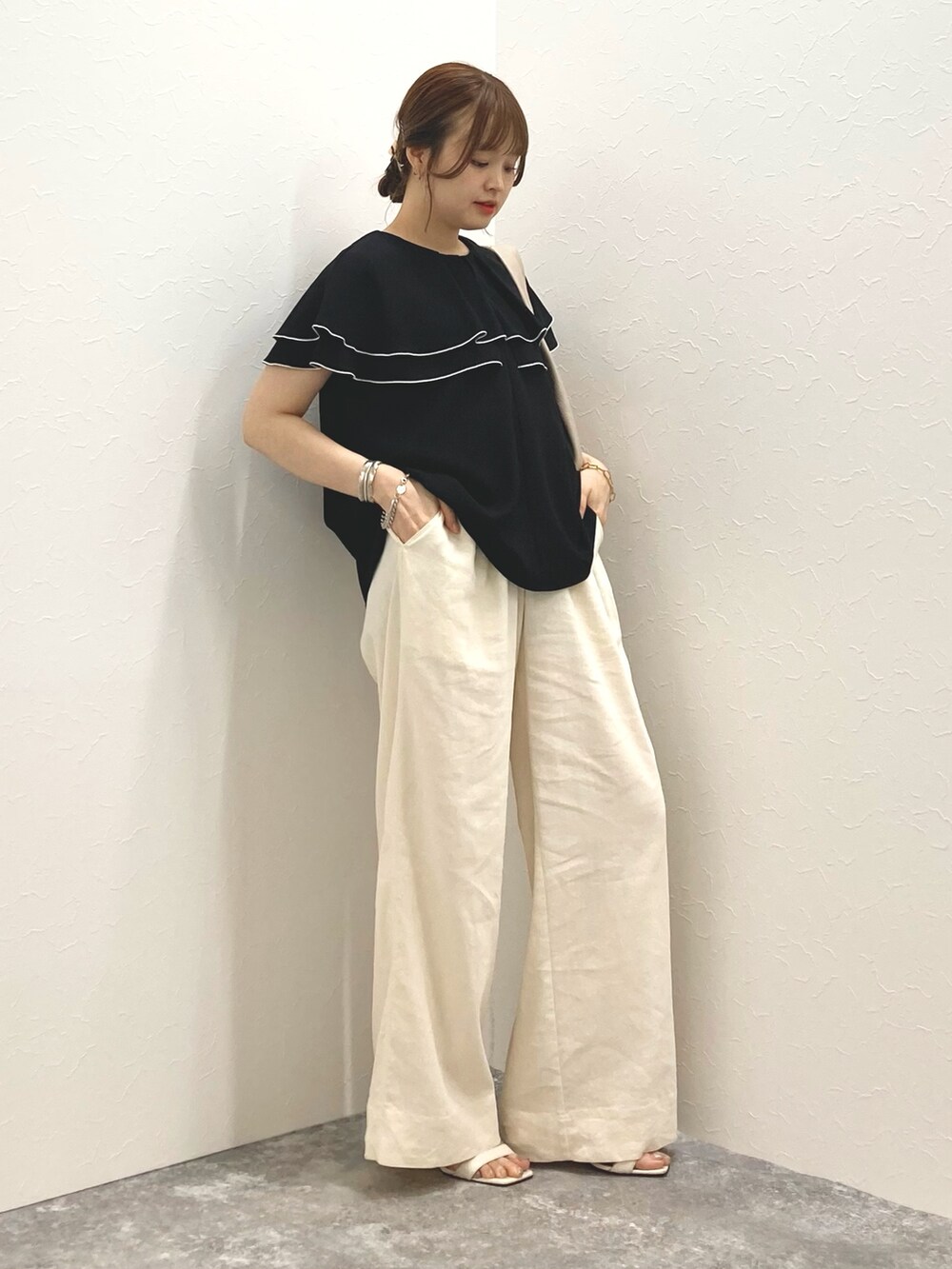 ブラック系のシャツ/ブラウス、ホワイト系のその他パンツ、ベージュ系のショルダーバッグを着用したレディースの夏コーディネートの8枚目の写真