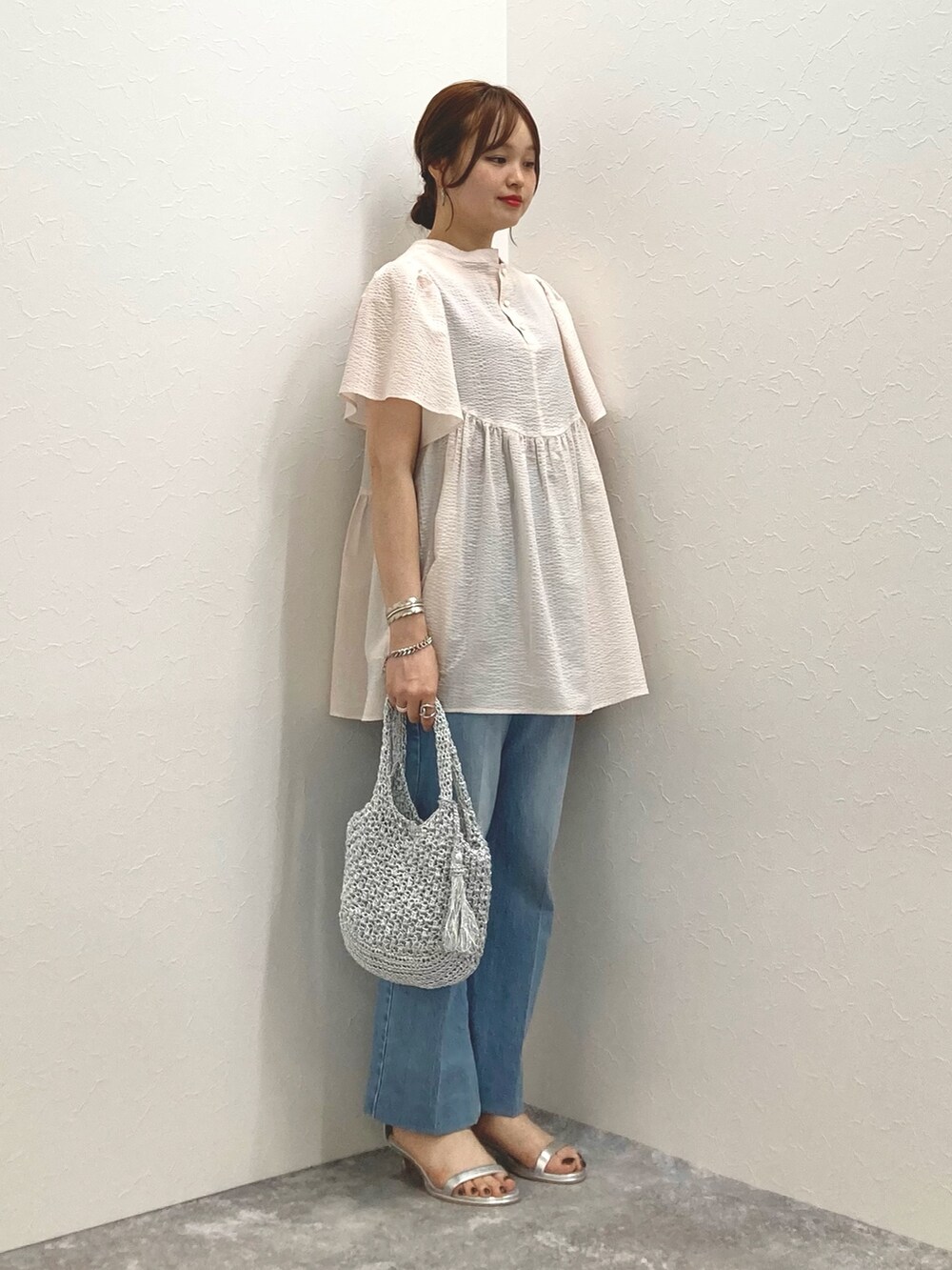 ピンク系のシャツ/ブラウス、ブルー系のデニムパンツ、シルバー系のサンダルを着用したレディースの夏コーディネートの5枚目の写真