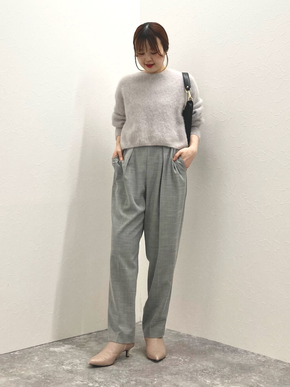 ベージュ系のニット/セーター、ブラック系のショルダーバッグ、グレー系のその他パンツを着用したレディースの冬コーディネートの6枚目の写真