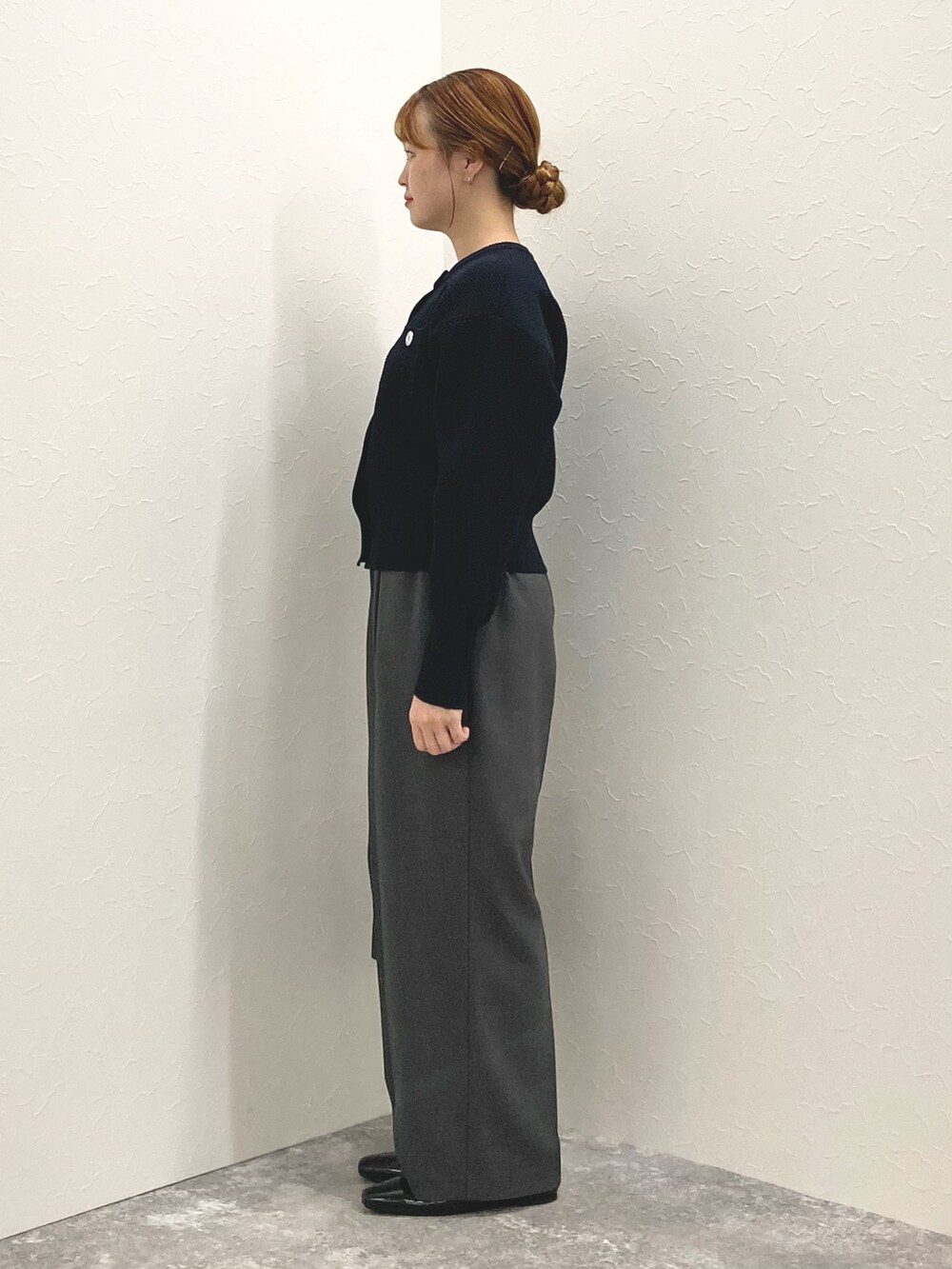 ブラック系のショルダーバッグ、ブラック系のパンプス、ブルー系のカーディガン/ボレロを着用したレディースの秋コーディネートの4枚目の写真