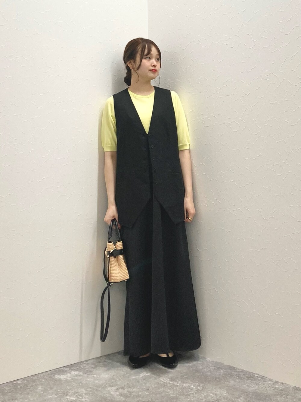 「ジレ、低身長、半袖ニット、キャミワンピ、低身長コーデ、五分袖、152cm、サテンキャミワンピ、150cm台コーデ」｜「NOLLEY’Sの《手洗い可能》愛され 高機能コットン半袖プルオーバーニット（ニット/セーター、イエロー系）」を使った、nol murakamiさん（レディース・152cm）の春コーディネートの2枚目の写真