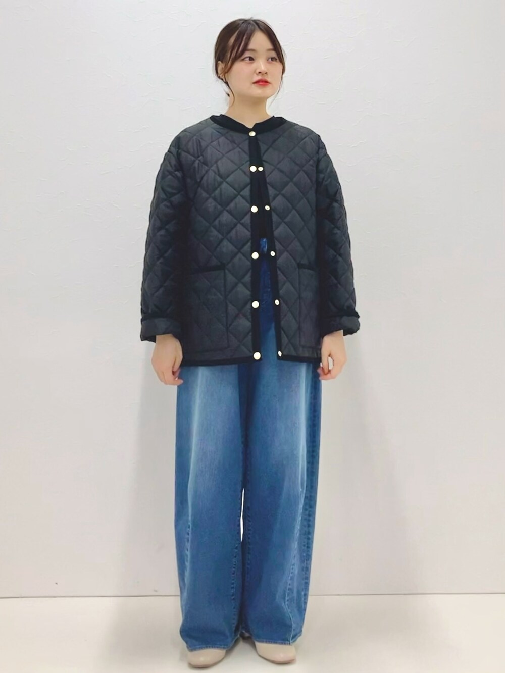 「低身長、低身長コーデ、152cm、キルティングジャケット、ショートアウター、中綿アウター、中綿ジャケット、Traditional Weatherwear、ブラック、カジュアルコーデ、フードアウター」｜「NOLLEY’Sの【TRADITIONAL WEATHERWEAR】ARKLEY MID A-LINEノーリーズ別注（ブルゾン、ブラック系）」を使った、nol murakamiさん（レディース・152cm）の夏コーディネートの5枚目の写真