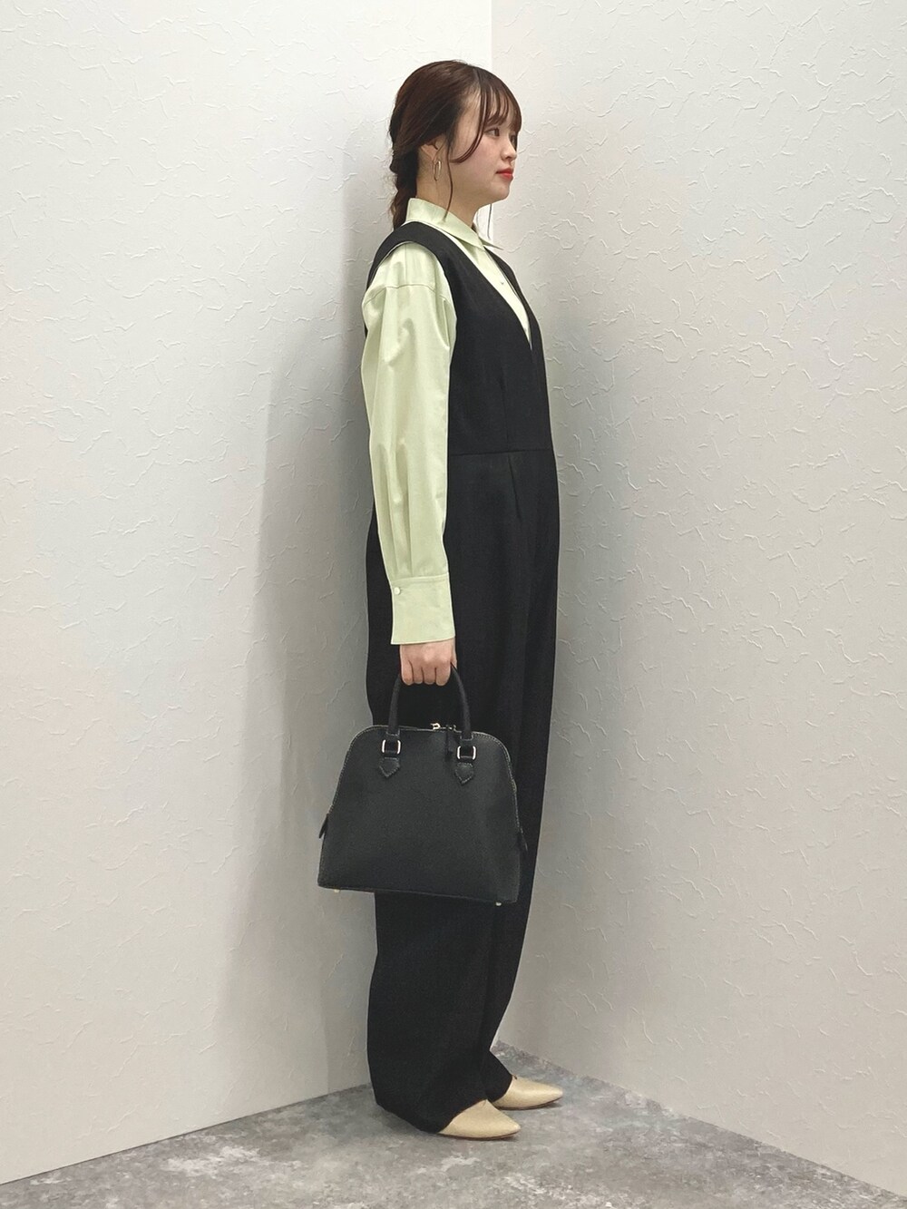 「サロペット、シャツスタイル、低身長、低身長コーデ、ベーシックシャツ、152cm、150cm台コーデ」｜「NOLLEY’Sのウォッシャブルサロペット（つなぎ/オールインワン、ブラック系）」を使った、nol murakamiさん（レディース・152cm）の冬コーディネートの5枚目の写真