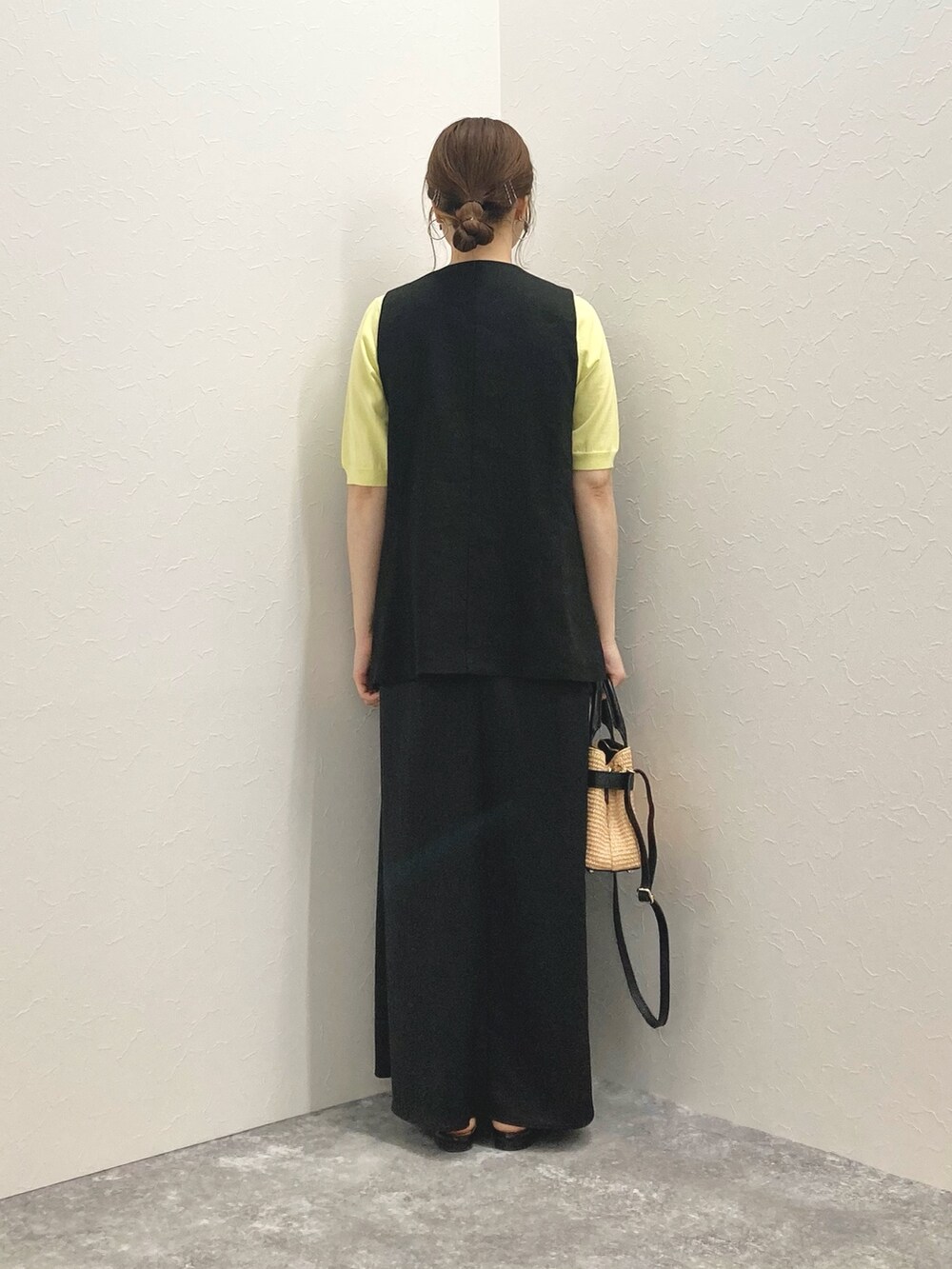 「ジレ、低身長、半袖ニット、キャミワンピ、低身長コーデ、五分袖、152cm、サテンキャミワンピ、150cm台コーデ」｜「NOLLEY’Sの《手洗い可能》愛され 高機能コットン半袖プルオーバーニット（ニット/セーター、イエロー系）」を使った、nol murakamiさん（レディース・152cm）の春コーディネートの4枚目の写真