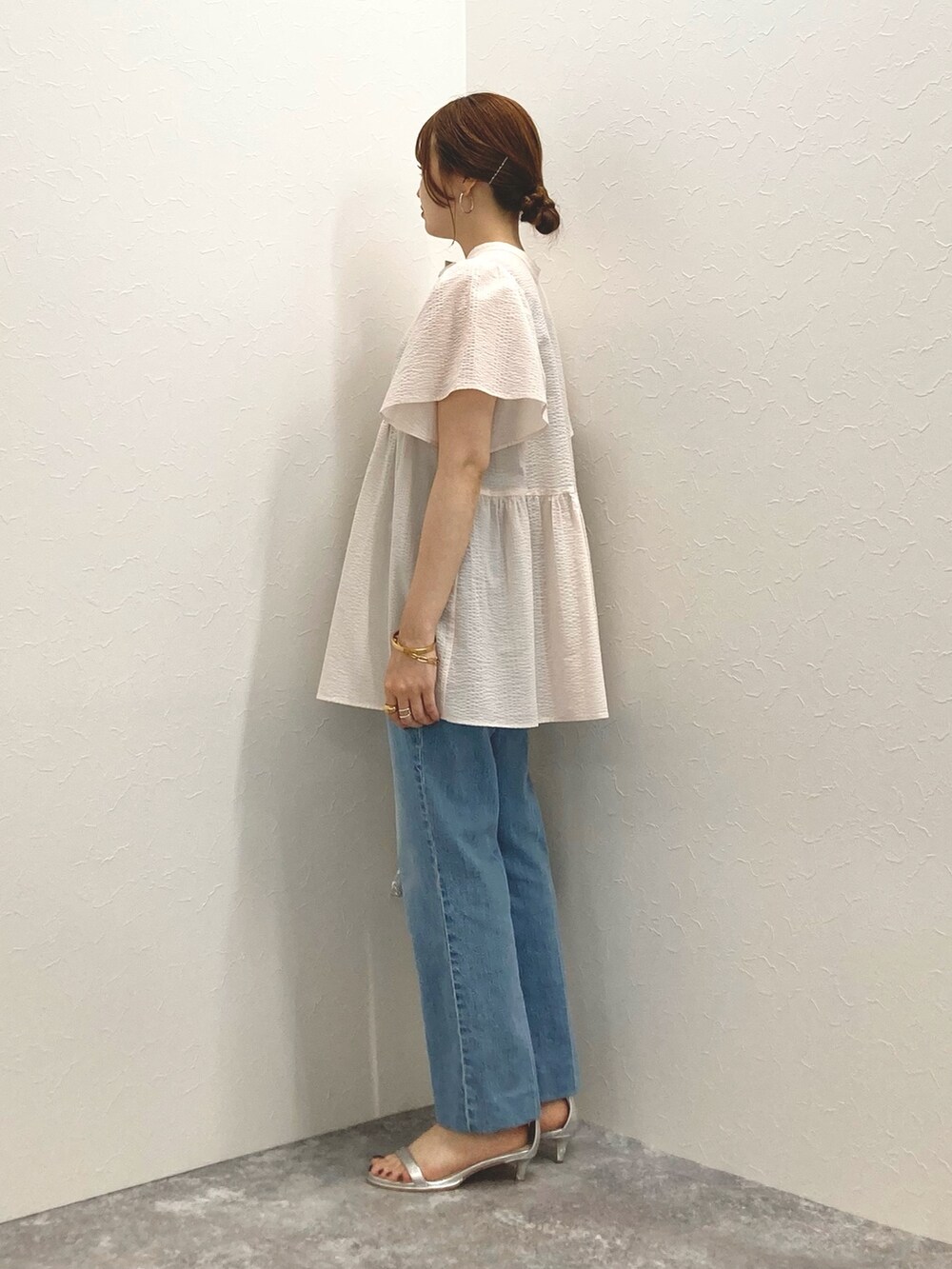 ピンク系のシャツ/ブラウス、ブルー系のデニムパンツ、シルバー系のサンダルを着用したレディースの夏コーディネートの3枚目の写真