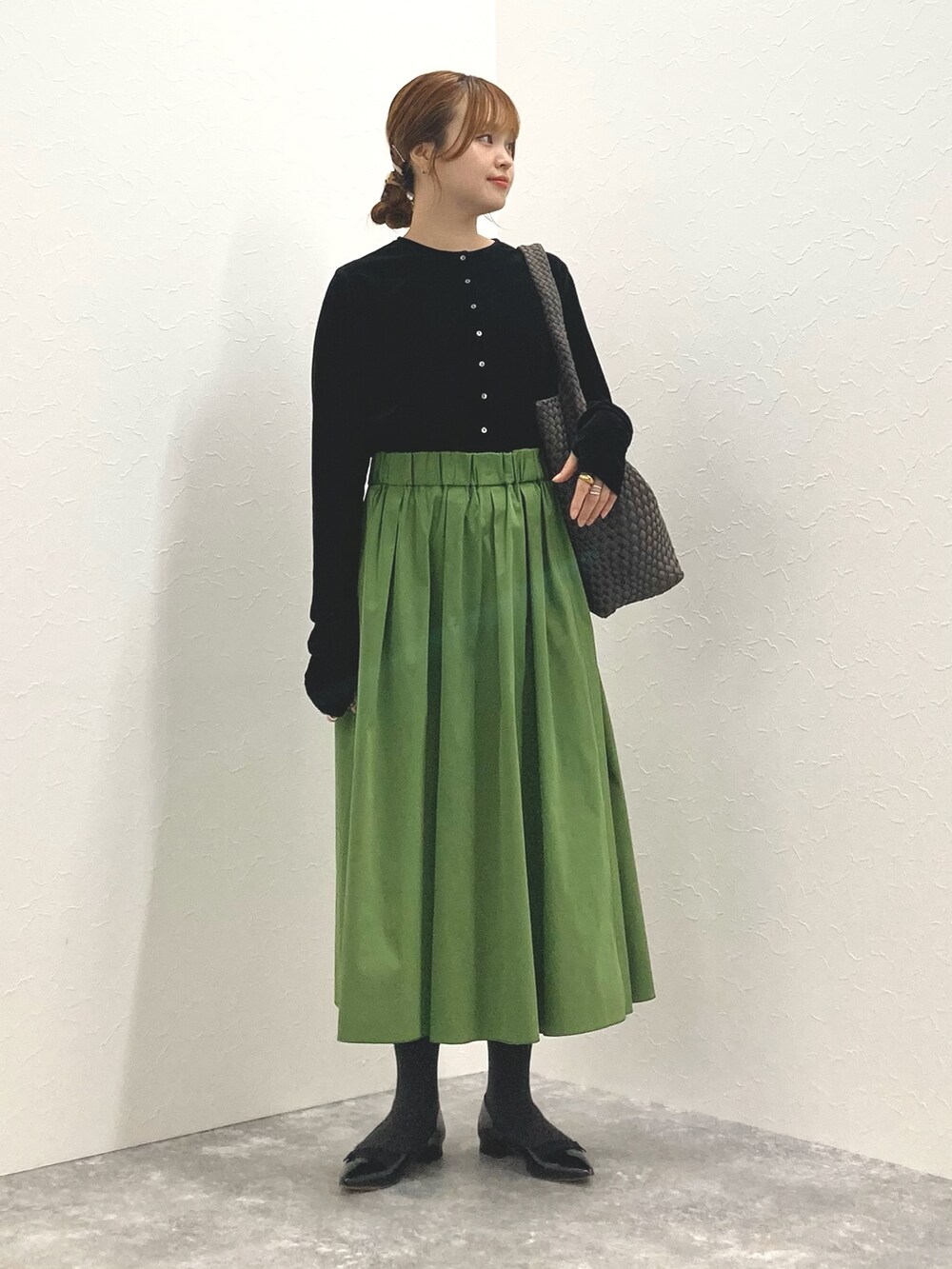 ブラック系のカーディガン/ボレロ、グリーン系のスカート、グレー系のショルダーバッグを着用したレディースの秋コーディネートの7枚目の写真