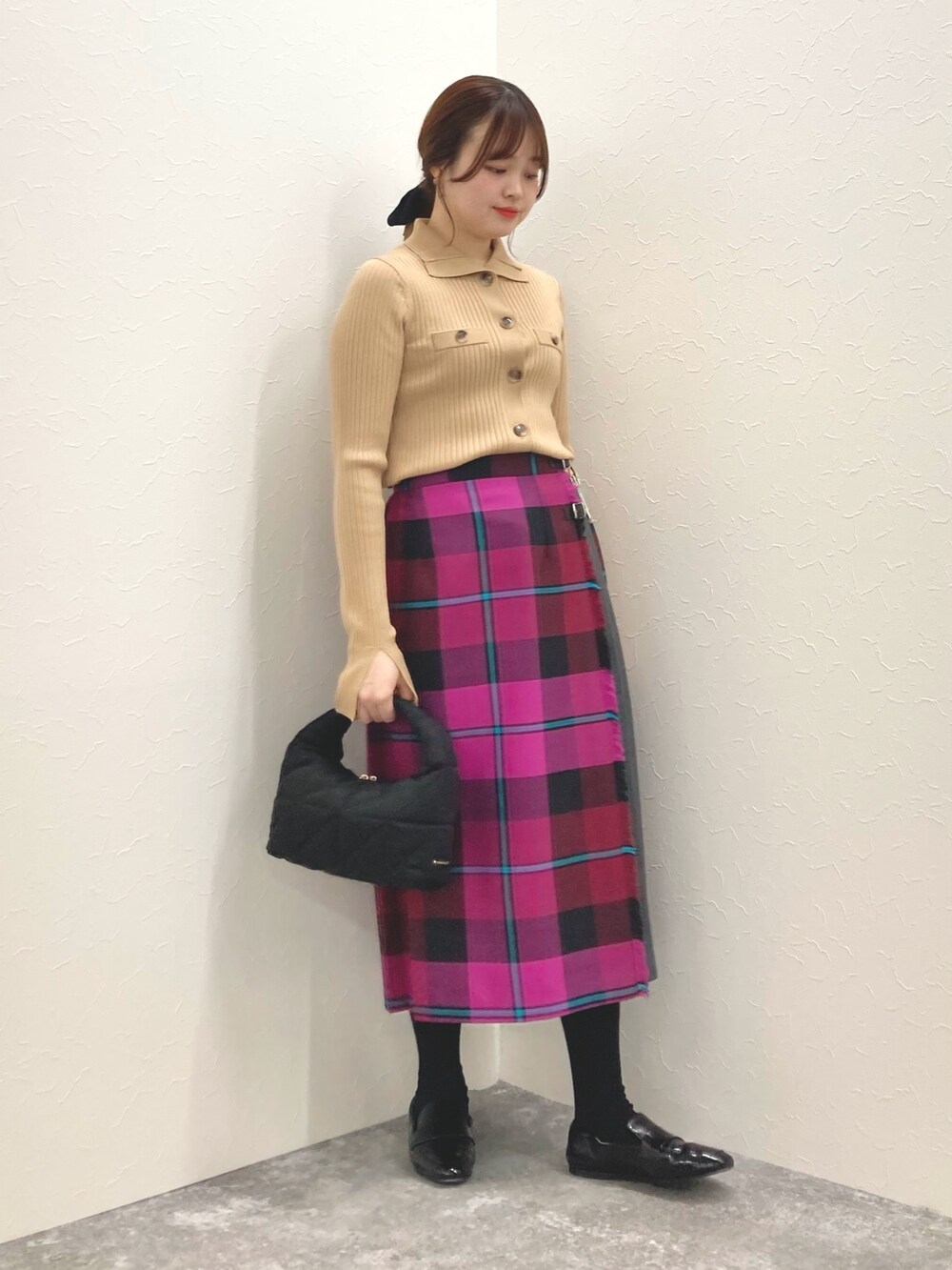 「チェック柄、ひざ丈スカート、プリーツスカート、スカートスタイル、襟付きトップス、低身長、低身長コーデ、オニールオブダブリン、152cm、150cm台コーデ」｜「NOLLEY’Sの◇【WEB限定】《手洗い可能》ウォッシャブルウール混ワイドリブ衿付きカーディガン（カーディガン/ボレロ、イエロー系）」を使った、nol murakamiさん（レディース・152cm）の冬コーディネートの7枚目の写真