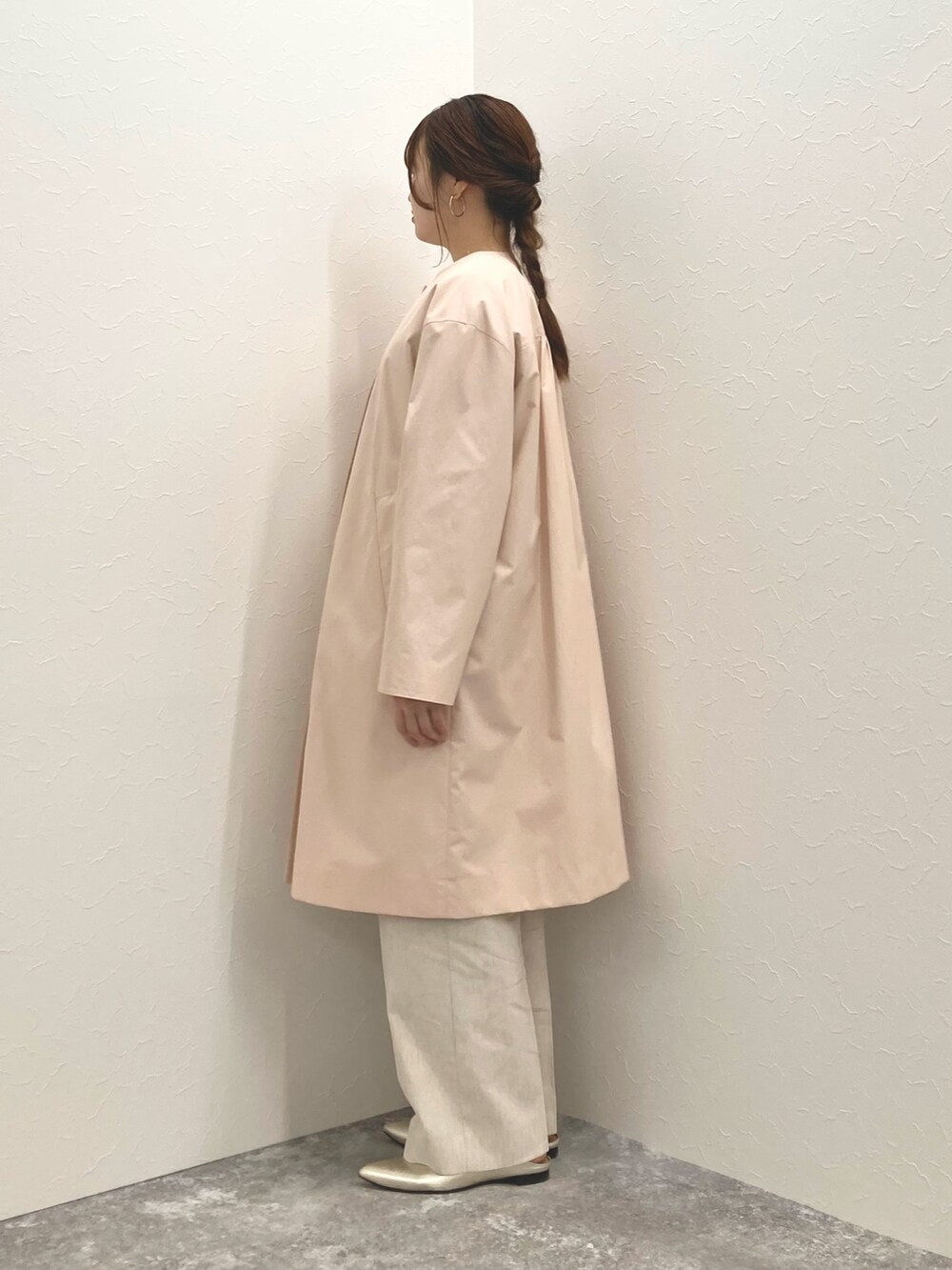 「ノーカラーコート、ワイドパンツ、パンツスタイル、春コート、低身長、ロングパンツ、低身長コーデ、152cm、150cm台コーデ」｜「NOLLEY’Sのノーカラーコート（ノーカラーコート、ピンク系）」を使った、nol murakamiさん（レディース・152cm）の冬コーディネートの4枚目の写真