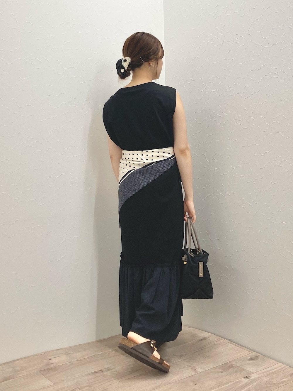 「低身長、低身長コーデ、152cm、ワンピース、スカーフ、ティアードスカート、ノースリーブ、マキシ丈ワンピース、カットソーワンピース、フレンチスリーブ」｜「Rie Millerの裾切替ノースリーブワンピース（ワンピース、ブラック系）」を使った、nol murakamiさん（レディース・152cm）の夏コーディネートの6枚目の写真