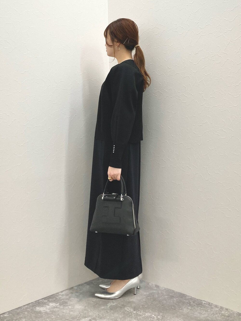 「カーディガン、ワンピース、低身長、ノースリーブワンピース、低身長コーデ、152cm、ダンボール素材、前後2way、150cm台コーデ、パールニットカーディガン」｜「NOLLEY’Sの《手洗い可能》ミニパールクルーネックカーディガン（カーディガン/ボレロ、ブラック系）」を使った、nol murakamiさん（レディース・152cm）の冬コーディネートの3枚目の写真