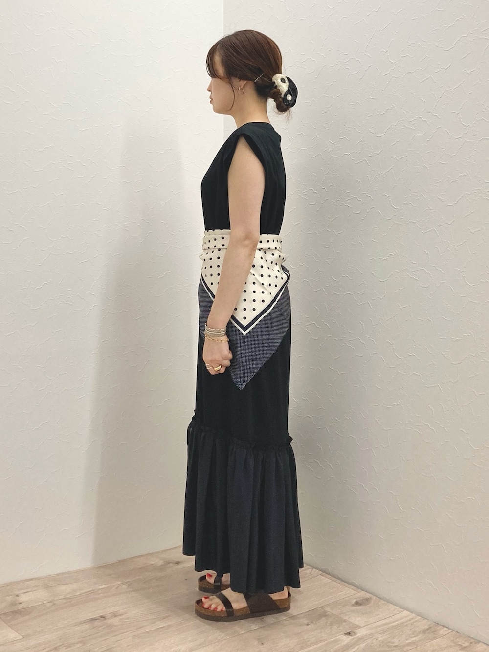 「低身長、低身長コーデ、152cm、ワンピース、スカーフ、ティアードスカート、ノースリーブ、マキシ丈ワンピース、カットソーワンピース、フレンチスリーブ」｜「Rie Millerの裾切替ノースリーブワンピース（ワンピース、ブラック系）」を使った、nol murakamiさん（レディース・152cm）の夏コーディネートの3枚目の写真