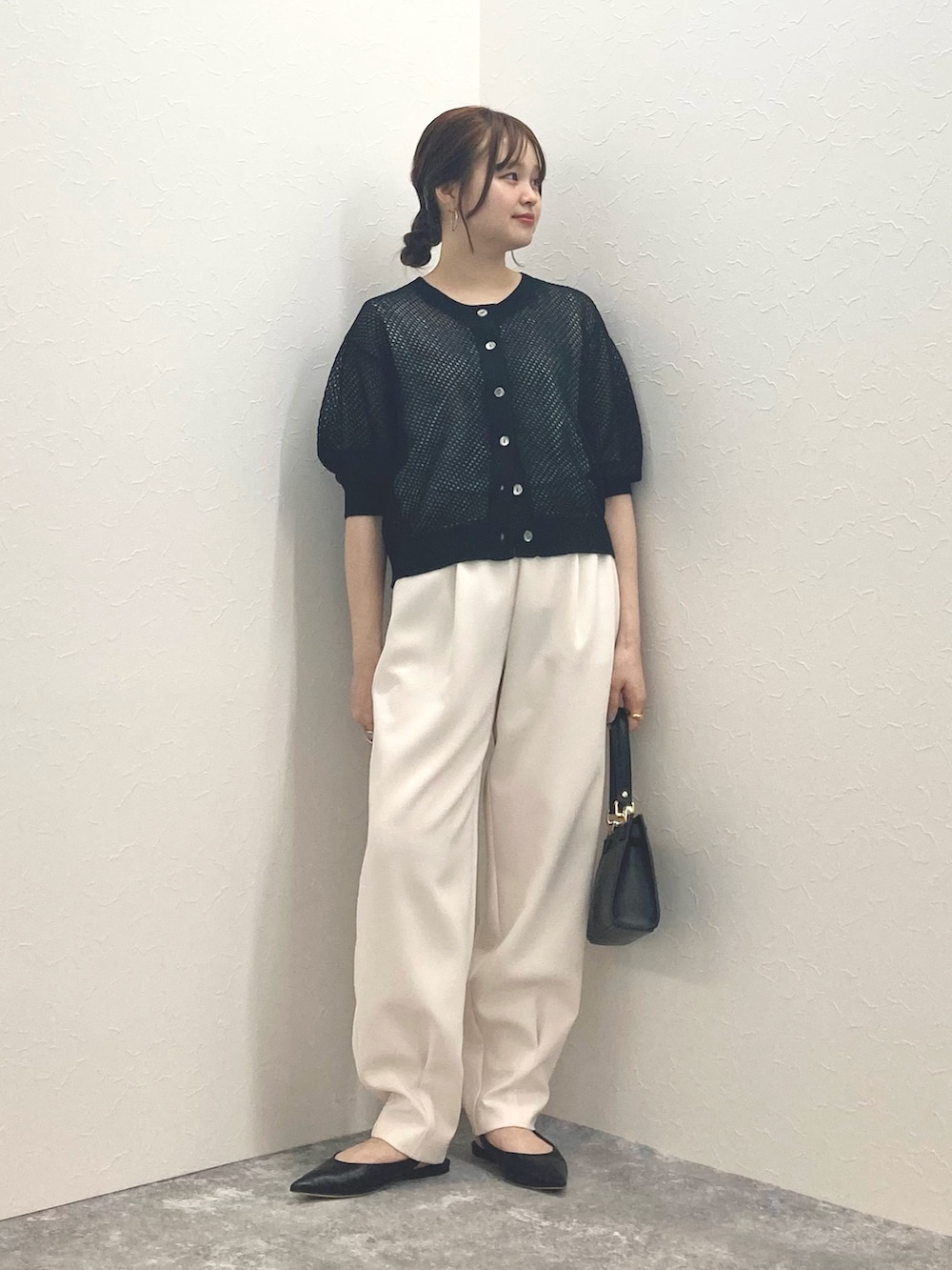ブラック系のカーディガン/ボレロ、ホワイト系のその他パンツ、ブラック系のショルダーバッグを着用したレディースの春コーディネートの7枚目の写真