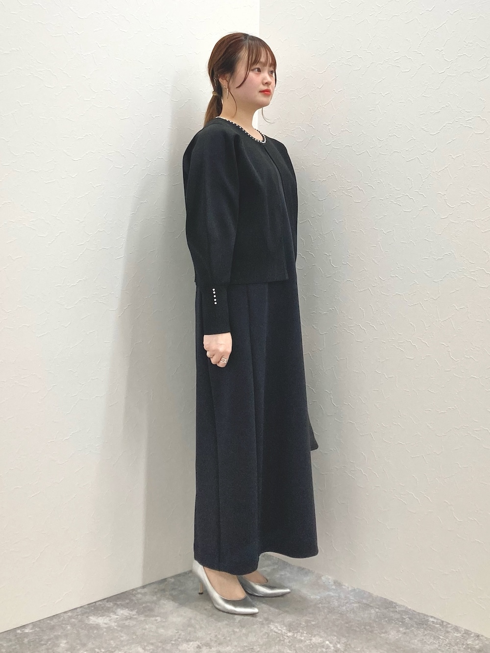 「カーディガン、ワンピース、低身長、ノースリーブワンピース、低身長コーデ、152cm、ダンボール素材、前後2way、150cm台コーデ、パールニットカーディガン」｜「NOLLEY’Sの《手洗い可能》ミニパールクルーネックカーディガン（カーディガン/ボレロ、ブラック系）」を使った、nol murakamiさん（レディース・152cm）の冬コーディネートの5枚目の写真