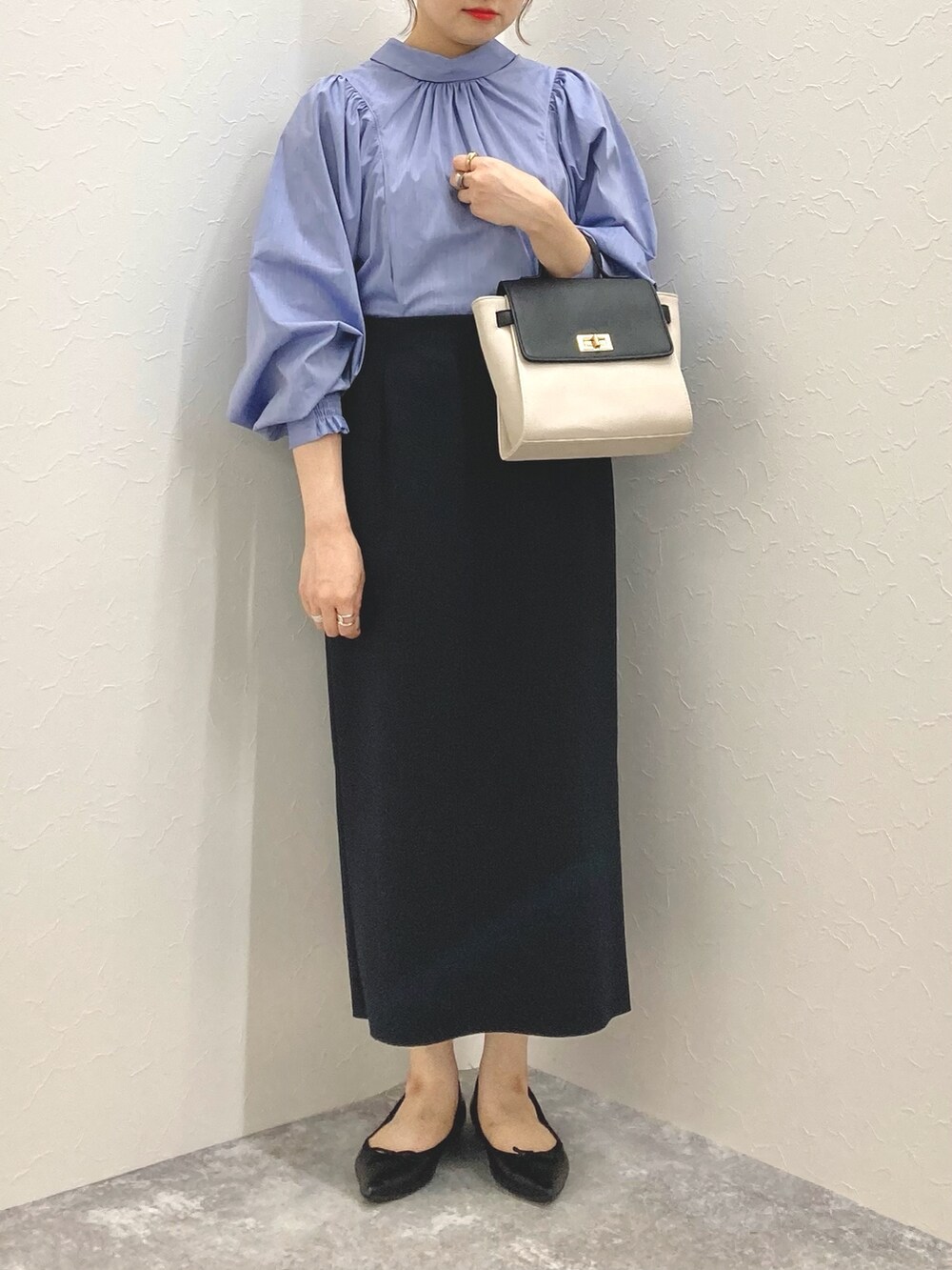 「低身長、低身長コーデ、152cm、スカートスタイル、袖ボリューム、バックリボン、タイトスカート、ハンドバッグ、フラットシューズ」｜「NOLLEY’Sのロールネックバックリボンギャザーブラウス（シャツ/ブラウス、ブルー系）」を使った、nol murakamiさん（レディース・152cm）の秋コーディネートの8枚目の写真