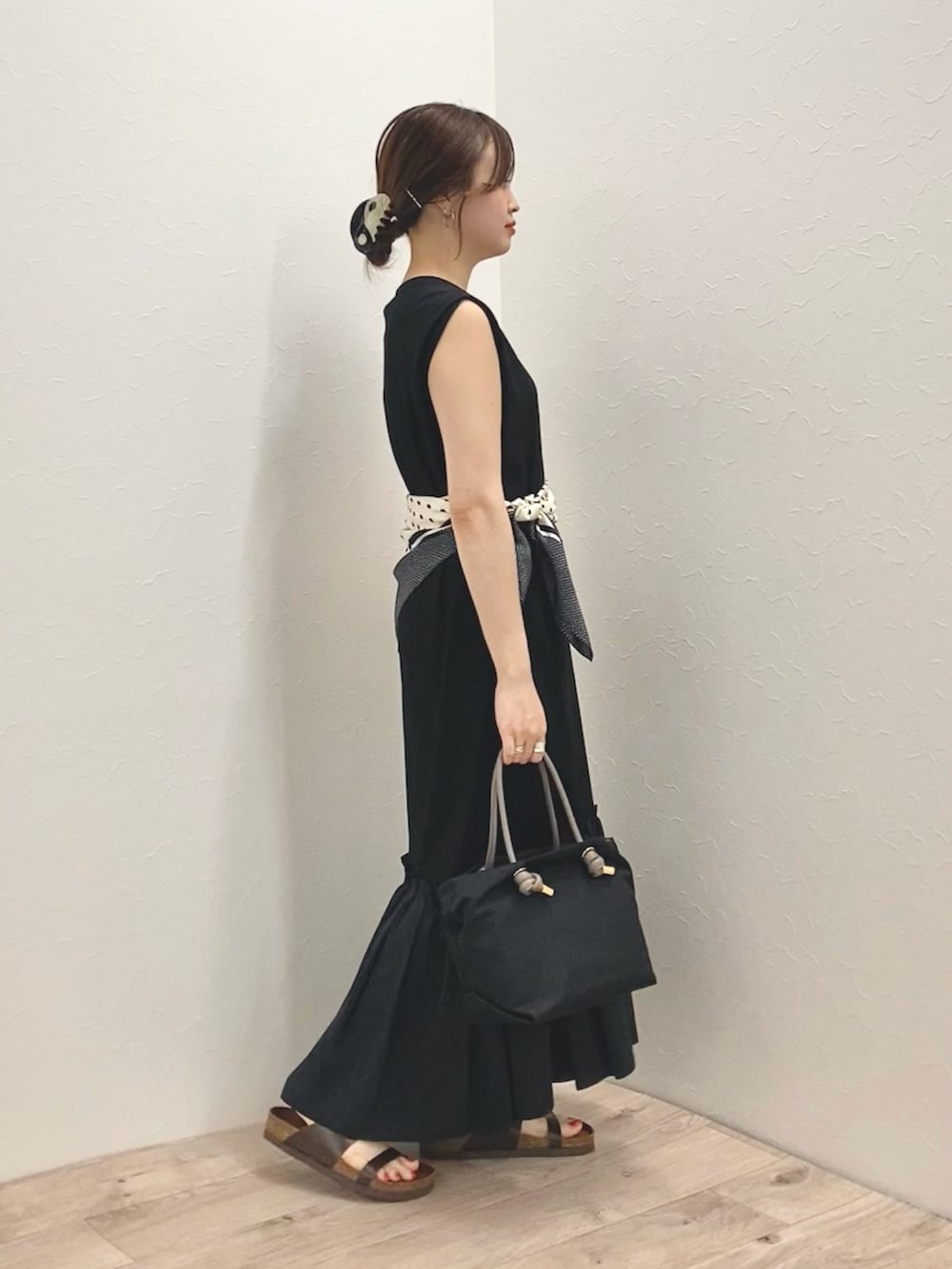 「低身長、低身長コーデ、152cm、ワンピース、スカーフ、ティアードスカート、ノースリーブ、マキシ丈ワンピース、カットソーワンピース、フレンチスリーブ」｜「Rie Millerの裾切替ノースリーブワンピース（ワンピース、ブラック系）」を使った、nol murakamiさん（レディース・152cm）の夏コーディネートの4枚目の写真