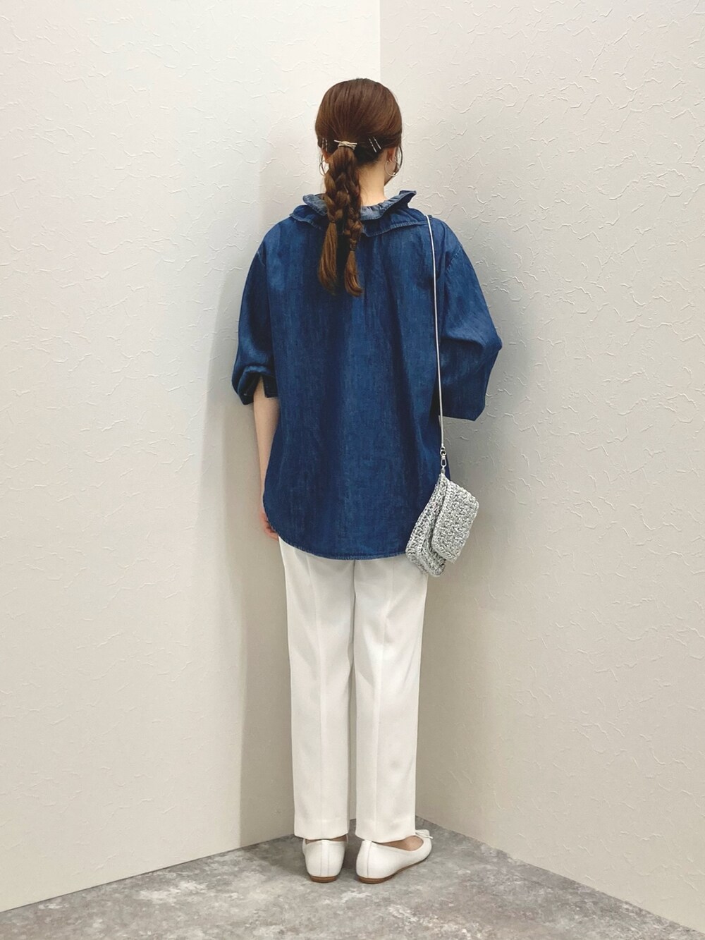 「テーパードパンツ、デニムシャツ、パンツスタイル、ポインテッドトゥ、低身長、フリルブラウス、低身長コーデ、デニムブラウス、152cm、150cm台コーデ」｜「Rie Millerのフリルギャザーデニムブラウス（シャツ/ブラウス、ブルー系）」を使った、nol murakamiさん（レディース・152cm）の冬コーディネートの4枚目の写真