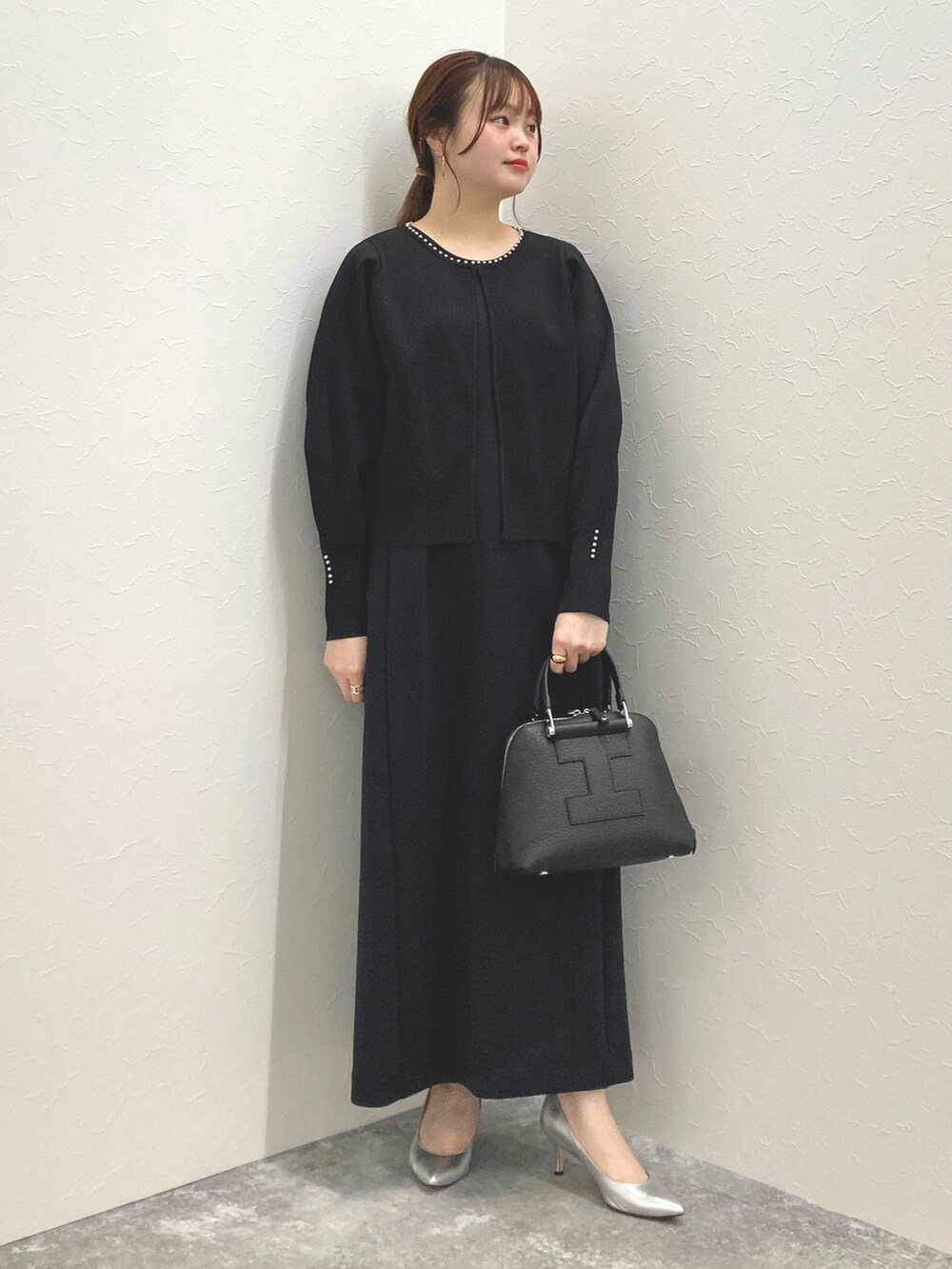 「カーディガン、ワンピース、低身長、ノースリーブワンピース、低身長コーデ、152cm、ダンボール素材、前後2way、150cm台コーデ、パールニットカーディガン」｜「NOLLEY’Sの《手洗い可能》ミニパールクルーネックカーディガン（カーディガン/ボレロ、ブラック系）」を使った、nol murakamiさん（レディース・152cm）の冬コーディネートの2枚目の写真