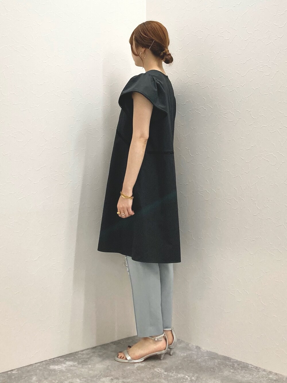 ブラック系のワンピース、ブルー系のその他パンツ、シルバー系のトートバッグを着用したレディースの夏コーディネートの3枚目の写真