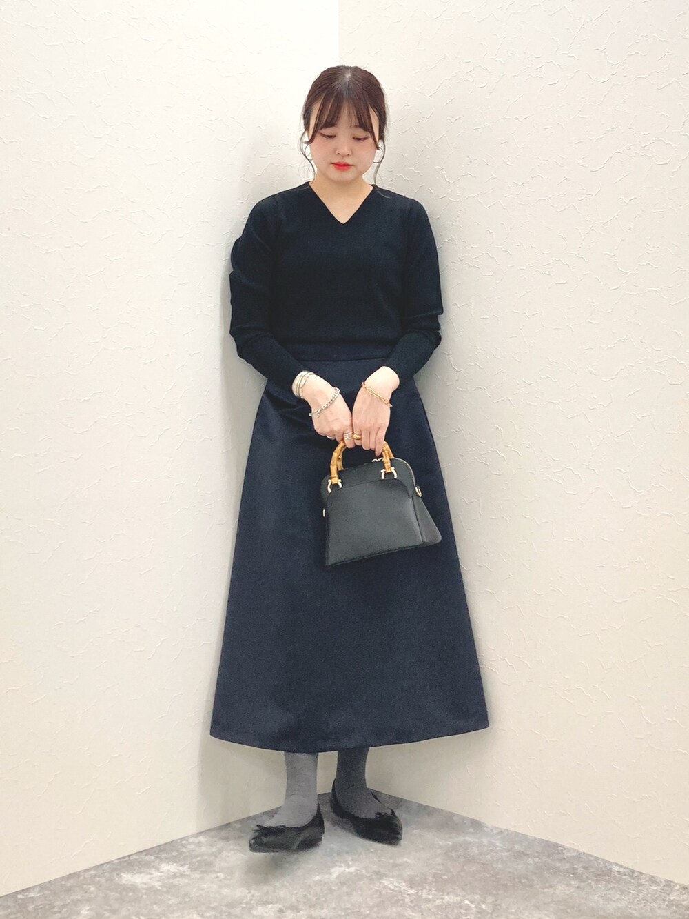 「低身長、低身長コーデ、150cm台コーデ、152cm、スカートスタイル、サテンスカート、Aラインスカート」｜「NOLLEY’Sの16Gゴム地シャイニーVネックプルオーバーニット（ニット/セーター、ブラック系）」を使った、nol murakamiさん（レディース・152cm）の冬コーディネートの5枚目の写真