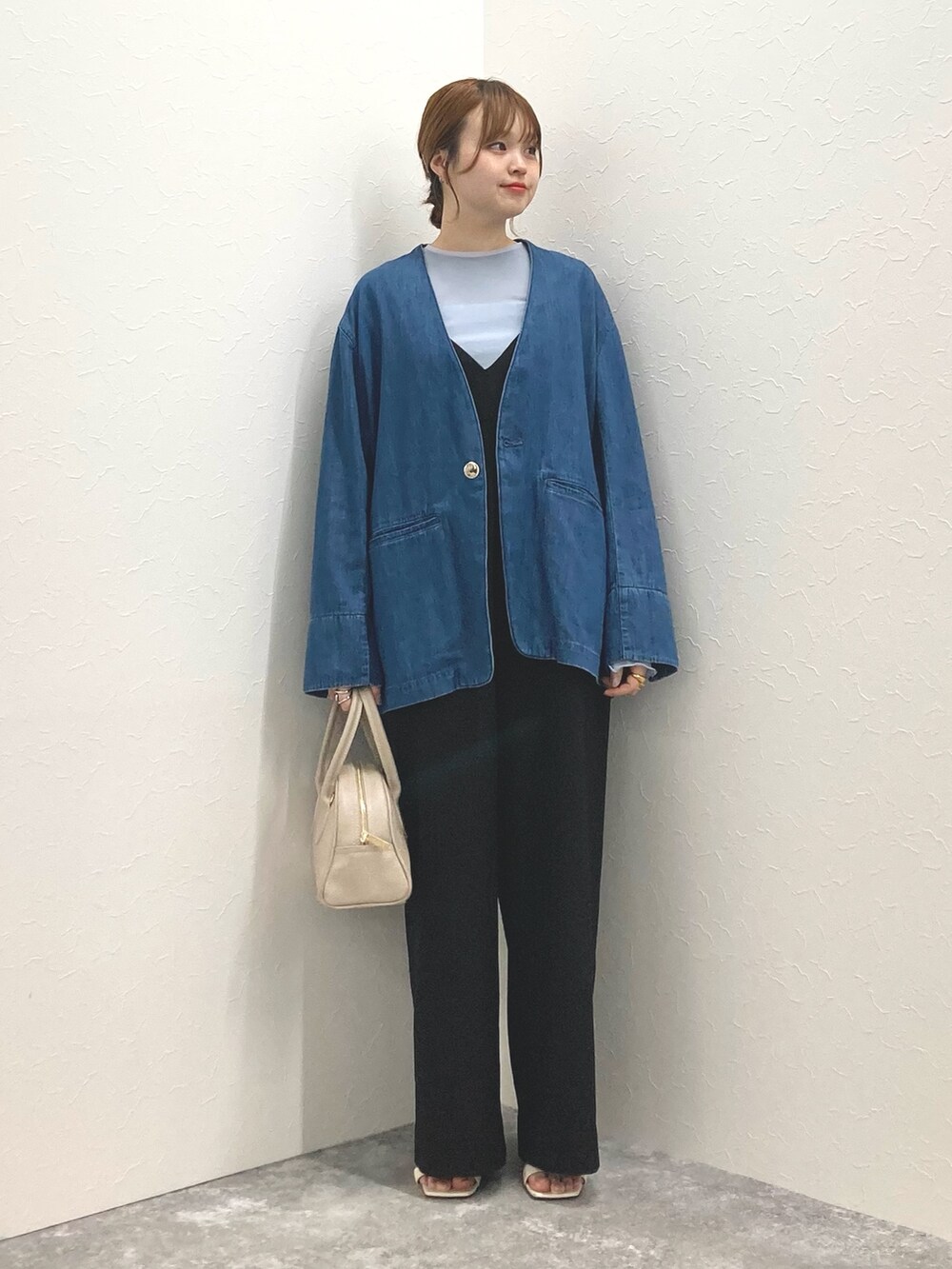 「Rie Millerの【RM denim】刺繍入りジャケット風デニムシャツ（シャツ/ブラウス、ブルー系）」を使った、nol murakamiさん（レディース・152cm）の春コーディネートの2枚目の写真