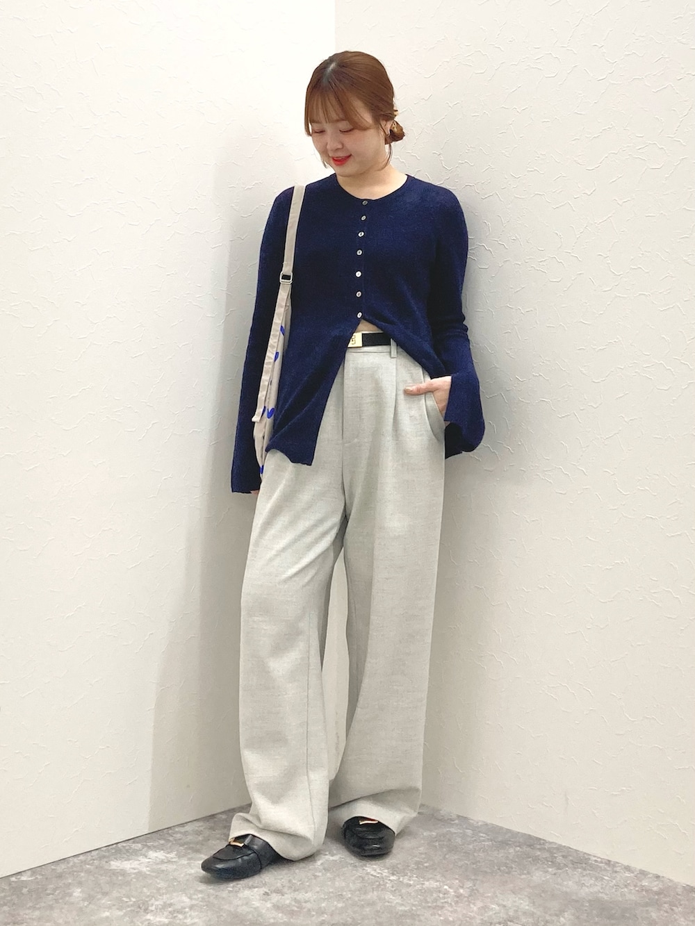 グレー系のその他パンツ、ブルー系のエコバッグ/サブバッグ、ブルー系のカーディガン/ボレロを着用したレディースの冬コーディネートの7枚目の写真