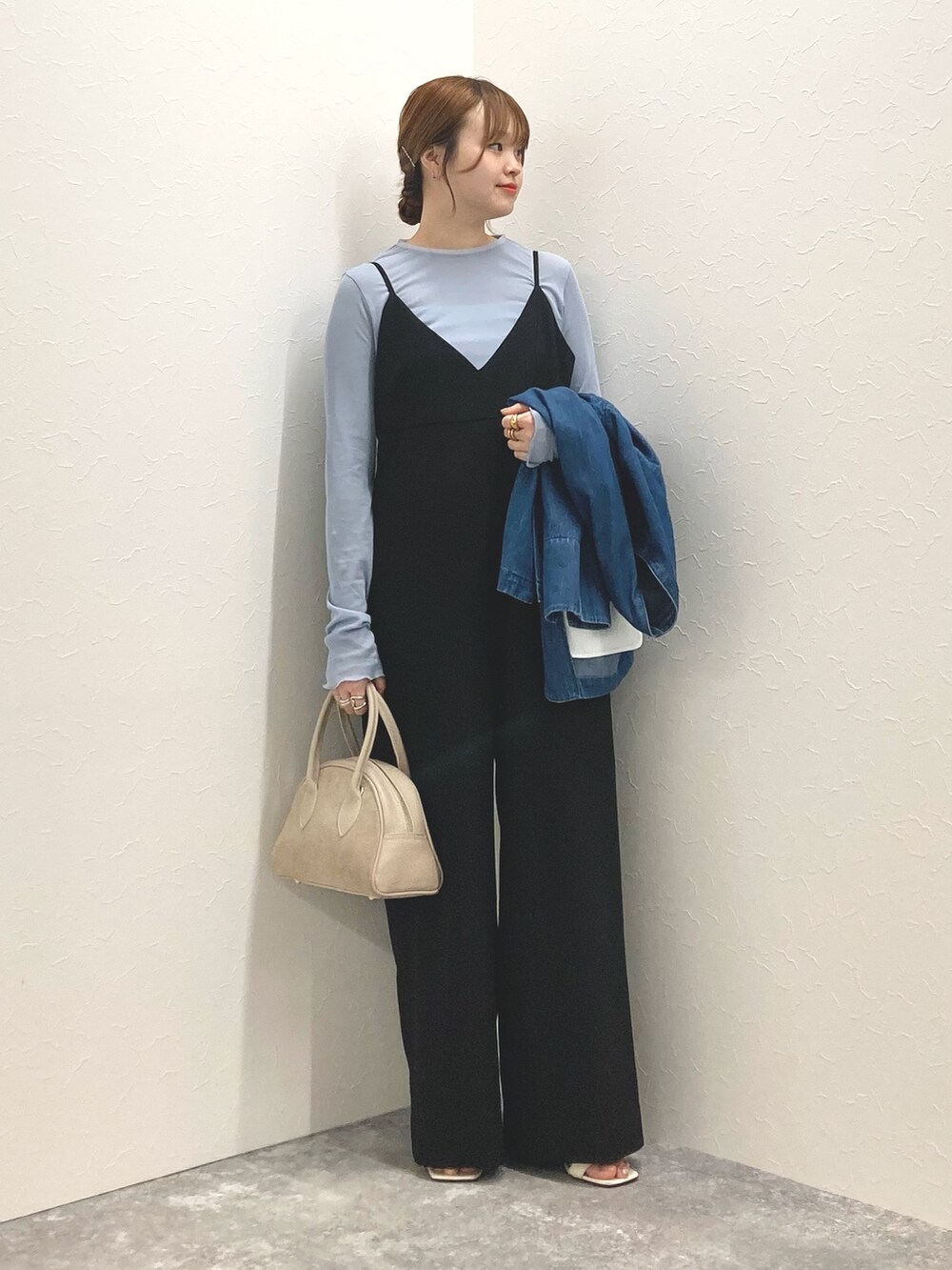 「Rie Millerの【RM denim】刺繍入りジャケット風デニムシャツ（シャツ/ブラウス、ブルー系）」を使った、nol murakamiさん（レディース・152cm）の春コーディネートの9枚目の写真