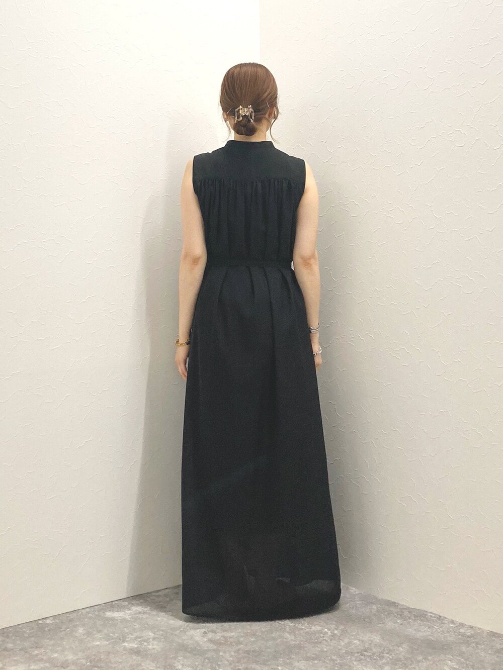 「NOLLEY’Sのウォッシャブルピンタックシャツワンピース（シャツワンピース、ブラック系）」を使った、nol murakamiさん（レディース・152cm）の夏コーディネートの4枚目の写真