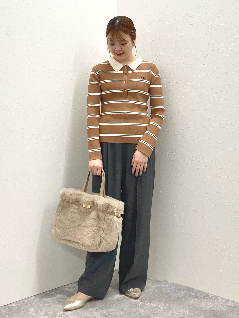 グレー系のその他パンツ、ブラウン系のニット/セーター、ベージュ系のトートバッグを着用したレディースの秋コーディネートの6枚目の写真