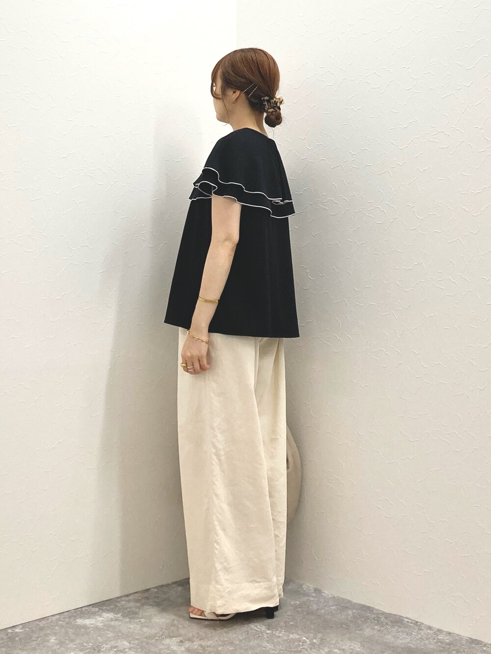 ブラック系のシャツ/ブラウス、ホワイト系のその他パンツ、ベージュ系のショルダーバッグを着用したレディースの夏コーディネートの4枚目の写真