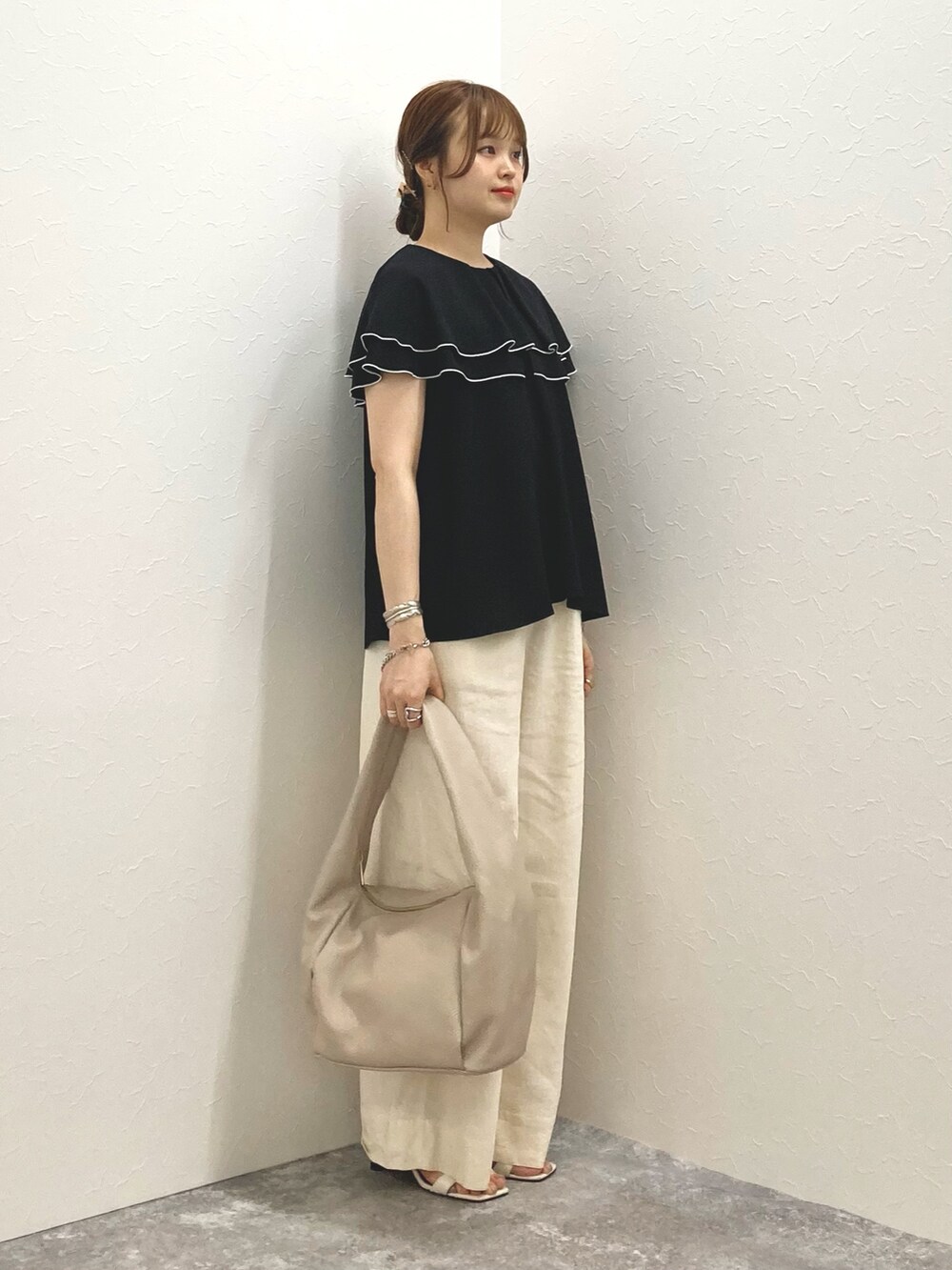 ブラック系のシャツ/ブラウス、ホワイト系のその他パンツ、ベージュ系のショルダーバッグを着用したレディースの夏コーディネートの6枚目の写真