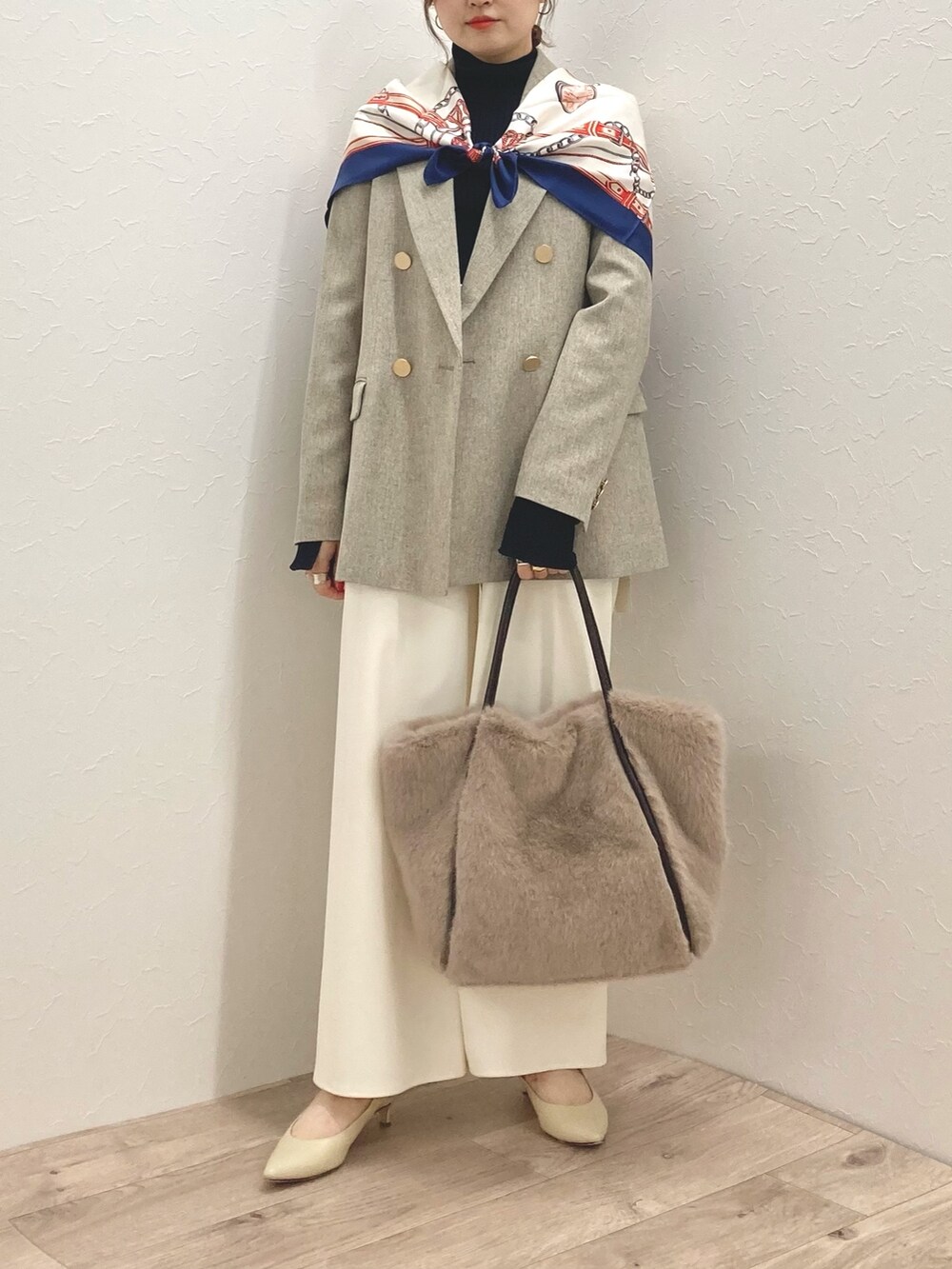 「低身長、低身長コーデ、152cm、ニット、テーラードジャケット、スカーフ、タートルネック、ワイドパンツ、ファーバッグ、ジャケットスタイル」｜「NOLLEY’Sの《セットアップ対応》ウォッシャブルウールライクダブルジャケット（テーラードジャケット、ベージュ系）」を使った、nol murakamiさん（レディース・152cm）の夏コーディネートの2枚目の写真