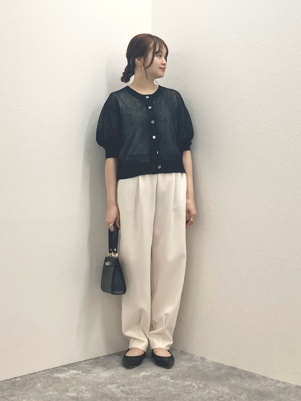 ブラック系のカーディガン/ボレロ、ホワイト系のその他パンツ、ブラック系のショルダーバッグを着用したレディースの春コーディネートの2枚目の写真