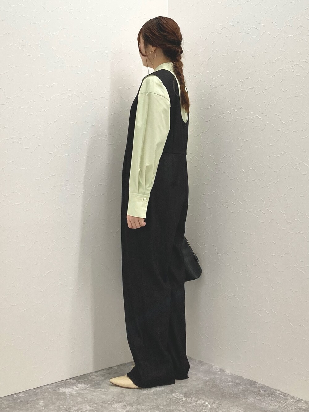 「サロペット、シャツスタイル、低身長、低身長コーデ、ベーシックシャツ、152cm、150cm台コーデ」｜「NOLLEY’Sのウォッシャブルサロペット（つなぎ/オールインワン、ブラック系）」を使った、nol murakamiさん（レディース・152cm）の冬コーディネートの3枚目の写真